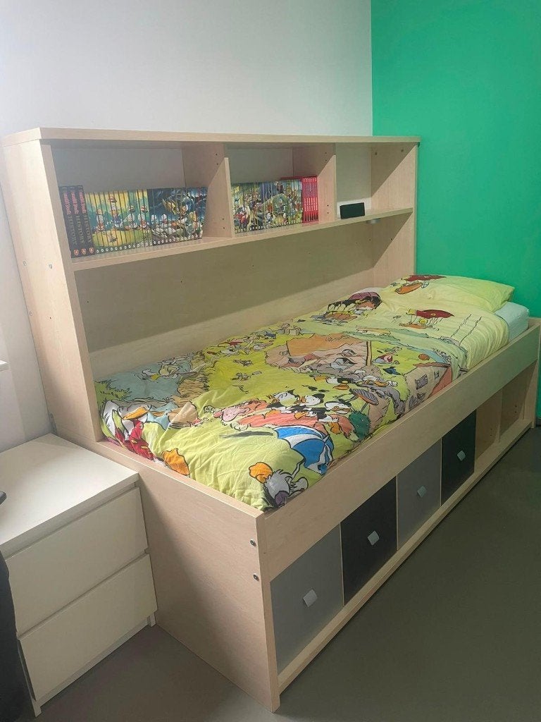 Kinderbed met op- en onderbouw (90x200 cm) + nachtkastje, Ophalen, 85 tot 100 cm, Zo goed als nieuw, Lattenbodem