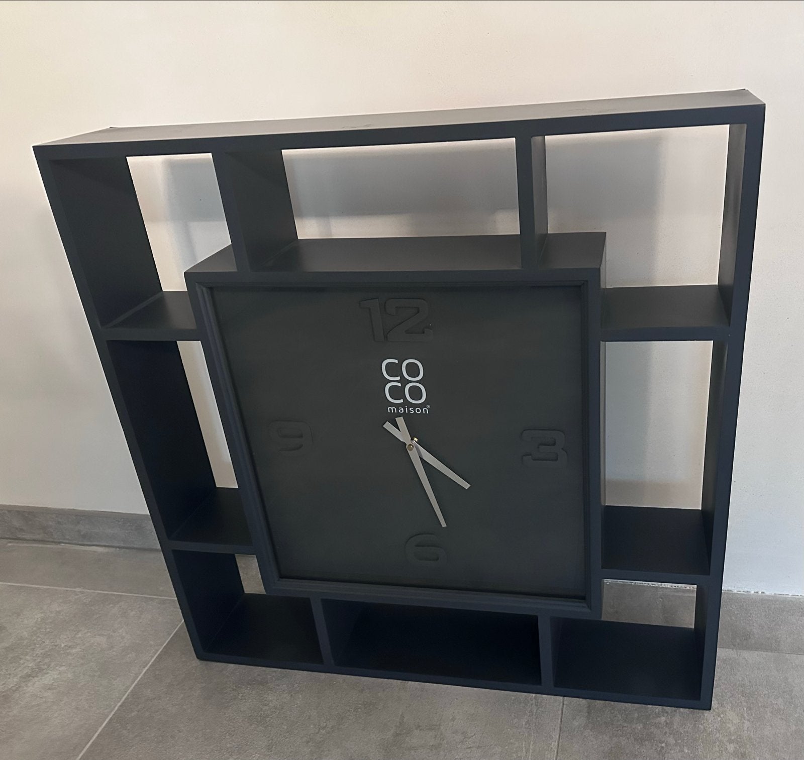 Moderne Coco Maison wandklok met opbergvakken, Huis en Inrichting, Woonaccessoires | Klokken, Ophalen, Zo goed als nieuw, Wandklok