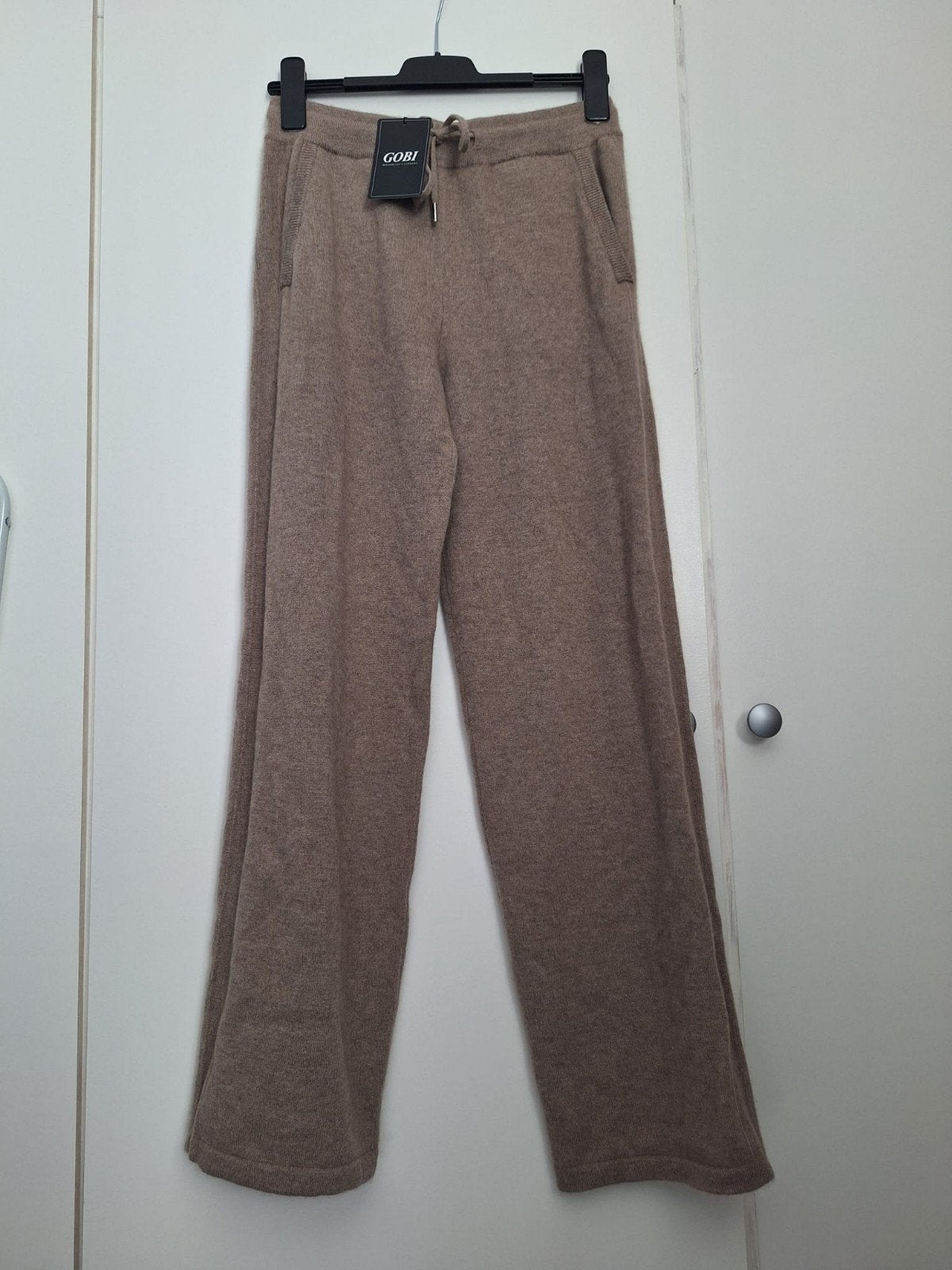 GOBI Cashmere 100% kasjmier broek taupe maat S Nieuw, Bruin, Gobi, Nieuw, Ophalen of Verzenden