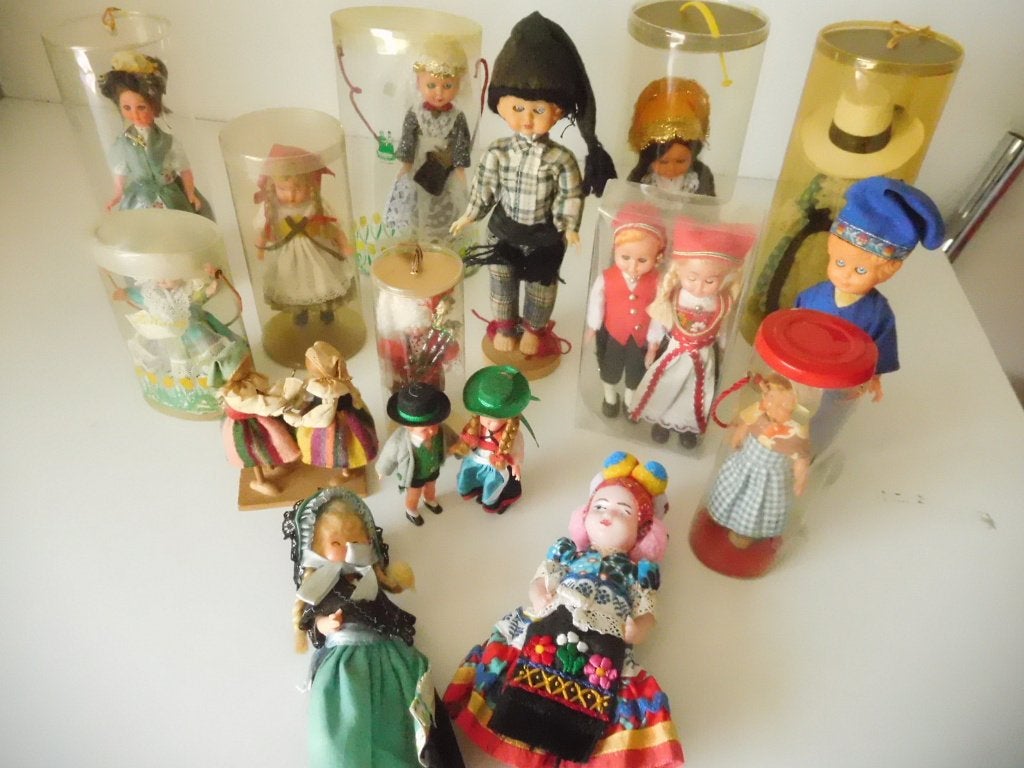 Pakket van 16 klederdrachtpoppetjes uit diverse landen, Verzamelen, Poppetjes en Figuurtjes, Ophalen of Verzenden, Zo goed als nieuw