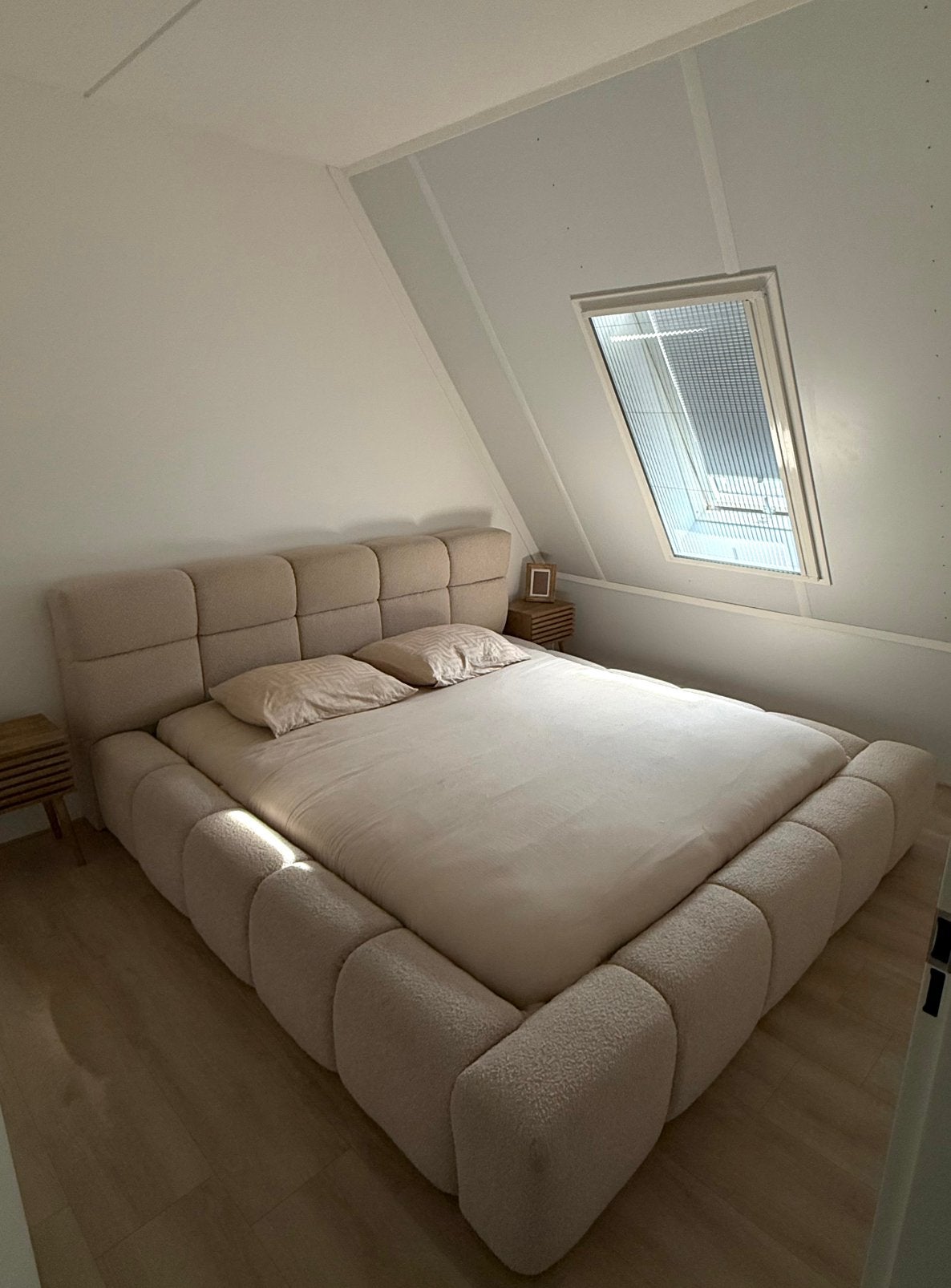 The Bed Company Cloud/Bubble Bouclé Bed 180x200 cm, Huis en Inrichting, Slaapkamer | Bedden, Ophalen, Beige, Tweepersoons, Zo goed als nieuw