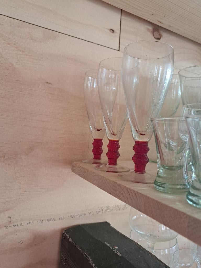 Set van 3 wijnglazen met rode gedraaide voet, Antiek en Kunst, Antiek | Glas en Kristal, Ophalen of Verzenden