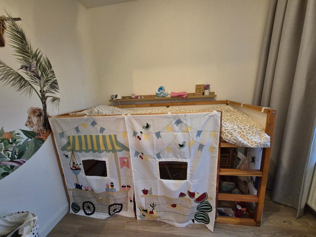Leuk halfhoogslaper bed met speelgordijnen, Ophalen, Gebruikt, 90 cm, Eenpersoons