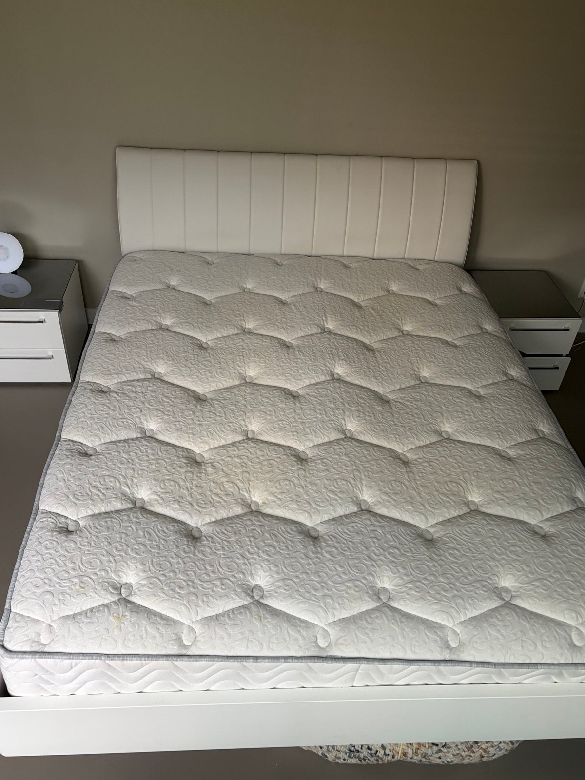 Tweepersoonsbed met spiraalbodem en nachtkastjes, Ophalen, Gebruikt, Wit, Tweepersoons
