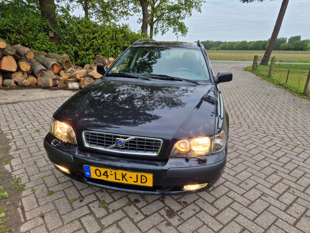 Volvo V40 2.0 I 16V 2003 Zwart, Voorwielaandrijving, 136 pk, 1948 cc, Zwart