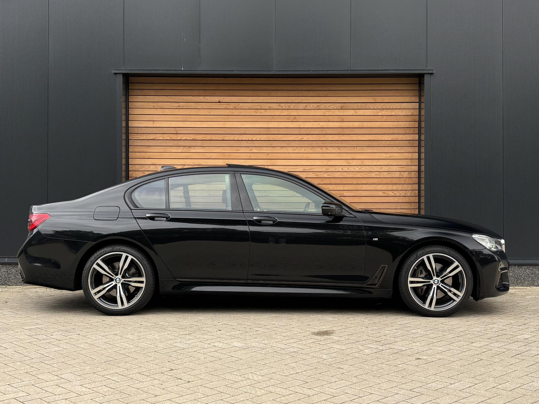 BMW 7-serie 730d xDrive 4W-BESTURING|MASSAGE|H&K|PANO|SOFT-C, Auto's, Dealer onderhouden, 1800 kg, Gebruikt, 2993 cc