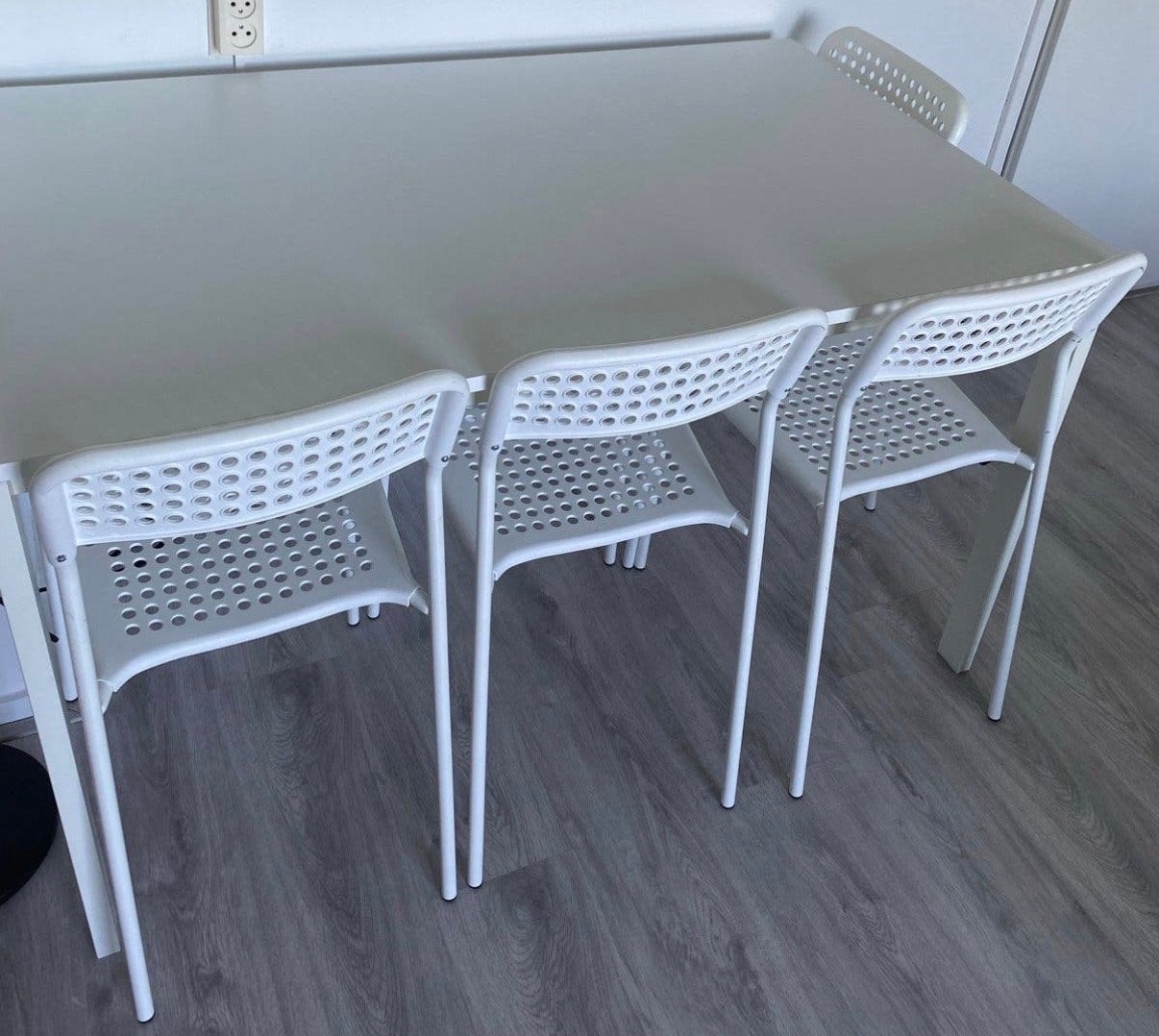Witte eettafel met 4 stoelen - IKEA VIHALS & SANDSBERG, Huis en Inrichting, Kunststof, Gebruikt, 100 tot 150 cm, Vier personen
