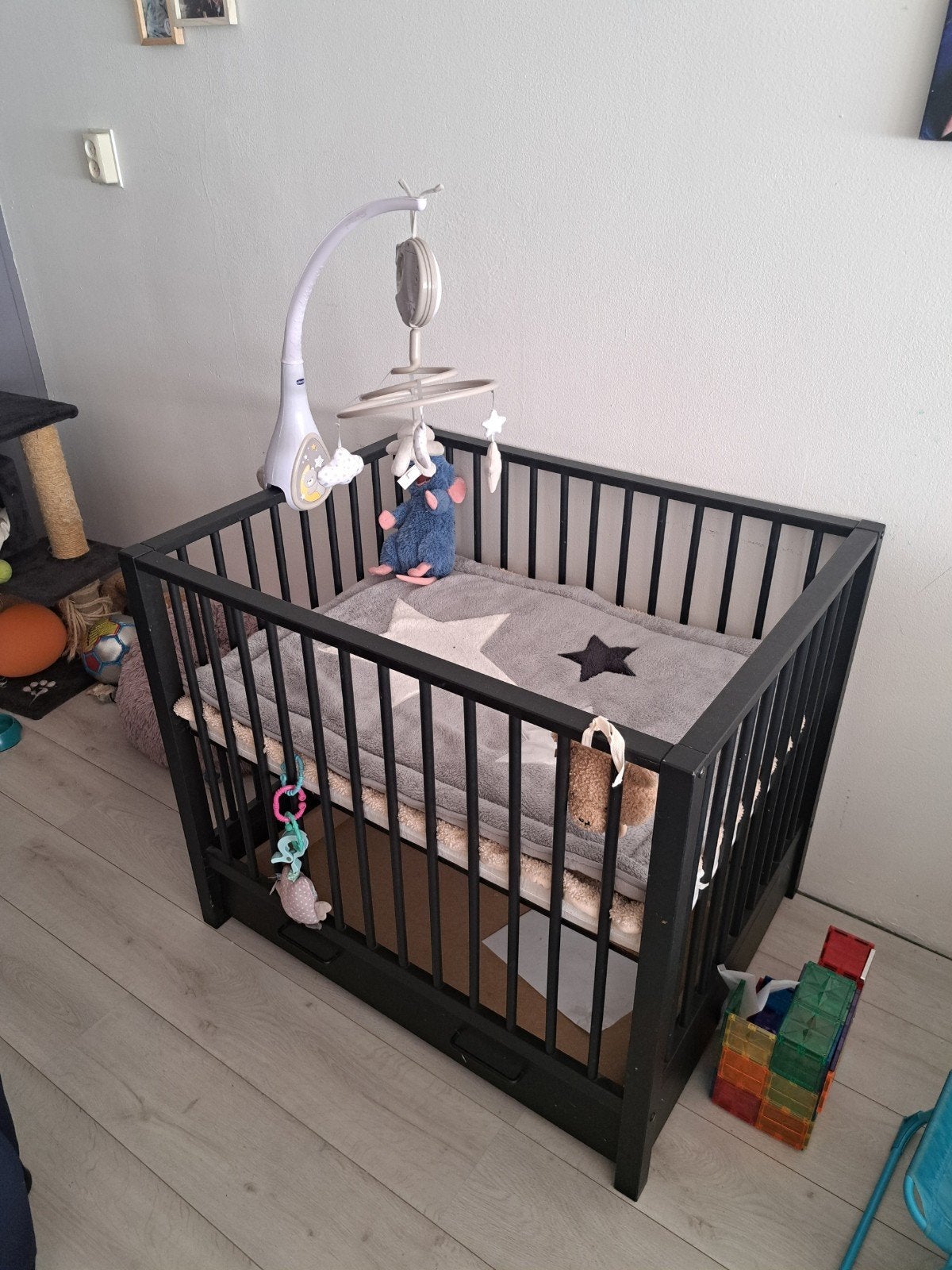 Zwarte box met mobiel en boxkleed, Ophalen, Gebruikt, Vierkant, Boxkleed