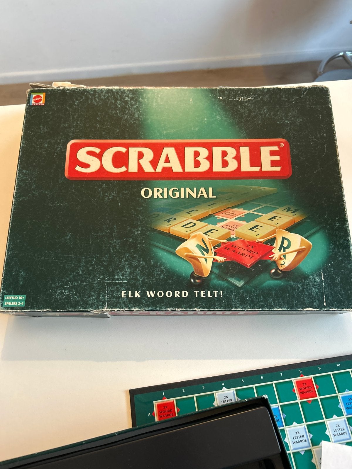 Scrabble Original - Hoekje van deksel kapot, Drie of vier spelers, Ophalen of Verzenden, Gebruikt