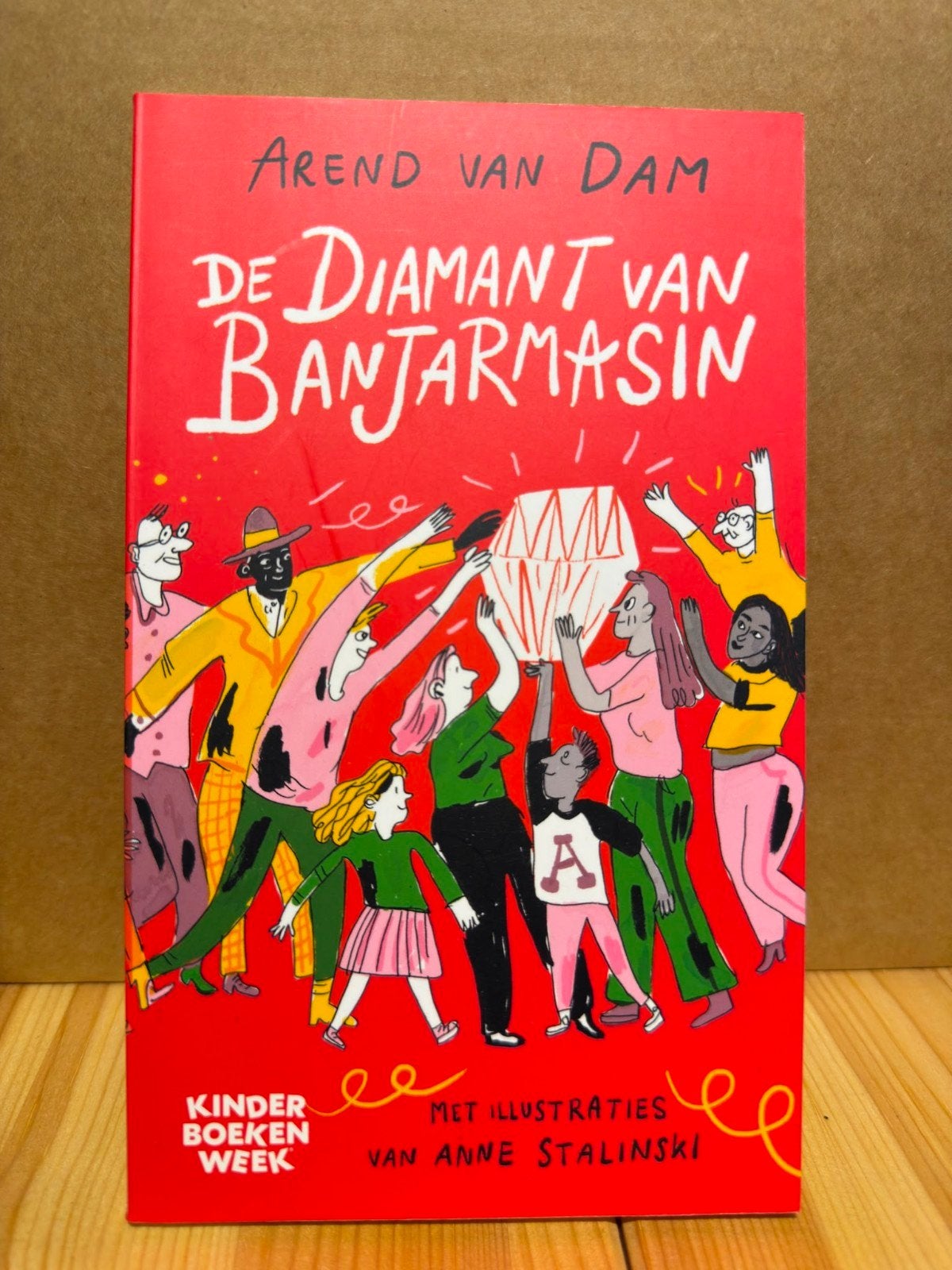 De Diamant van Banjarmasin - Arend van Dam, Boeken, Ophalen of Verzenden, Zo goed als nieuw, Arend van Dam, Fictie