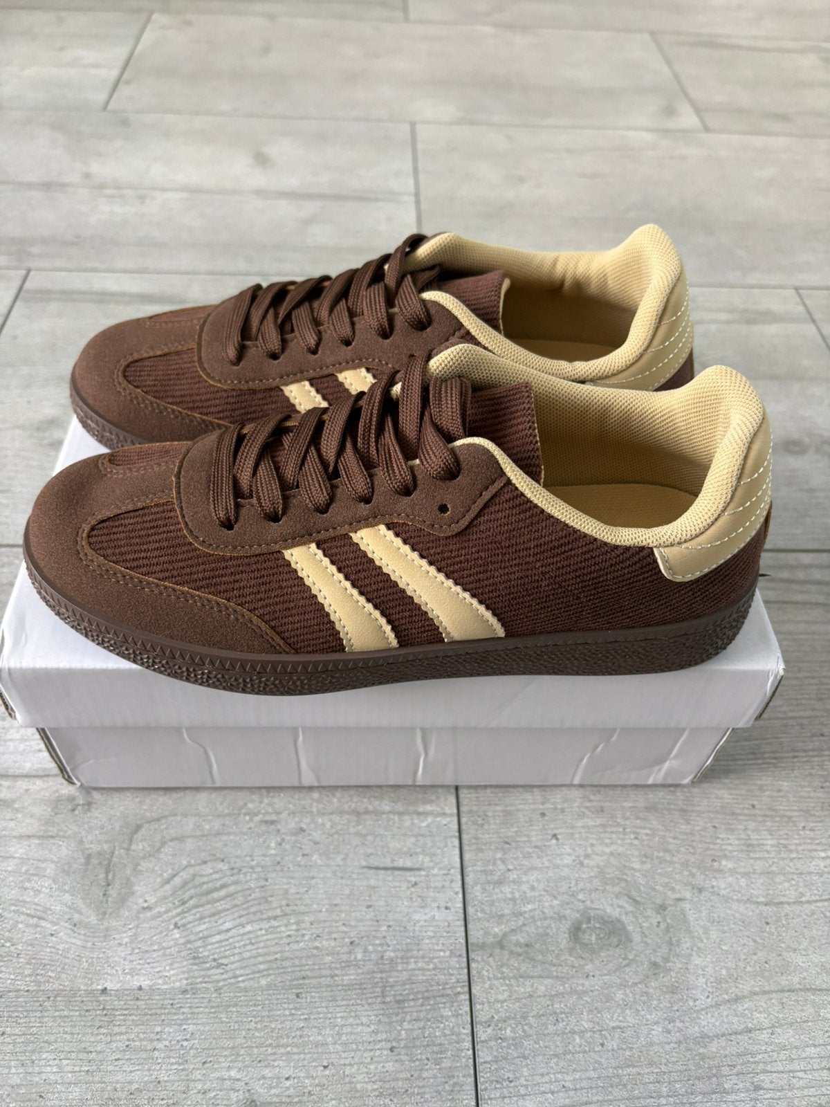 Donker Bruine Sneakers., Ophalen of Verzenden, Zo goed als nieuw, Bruin, Sneakers of Gympen