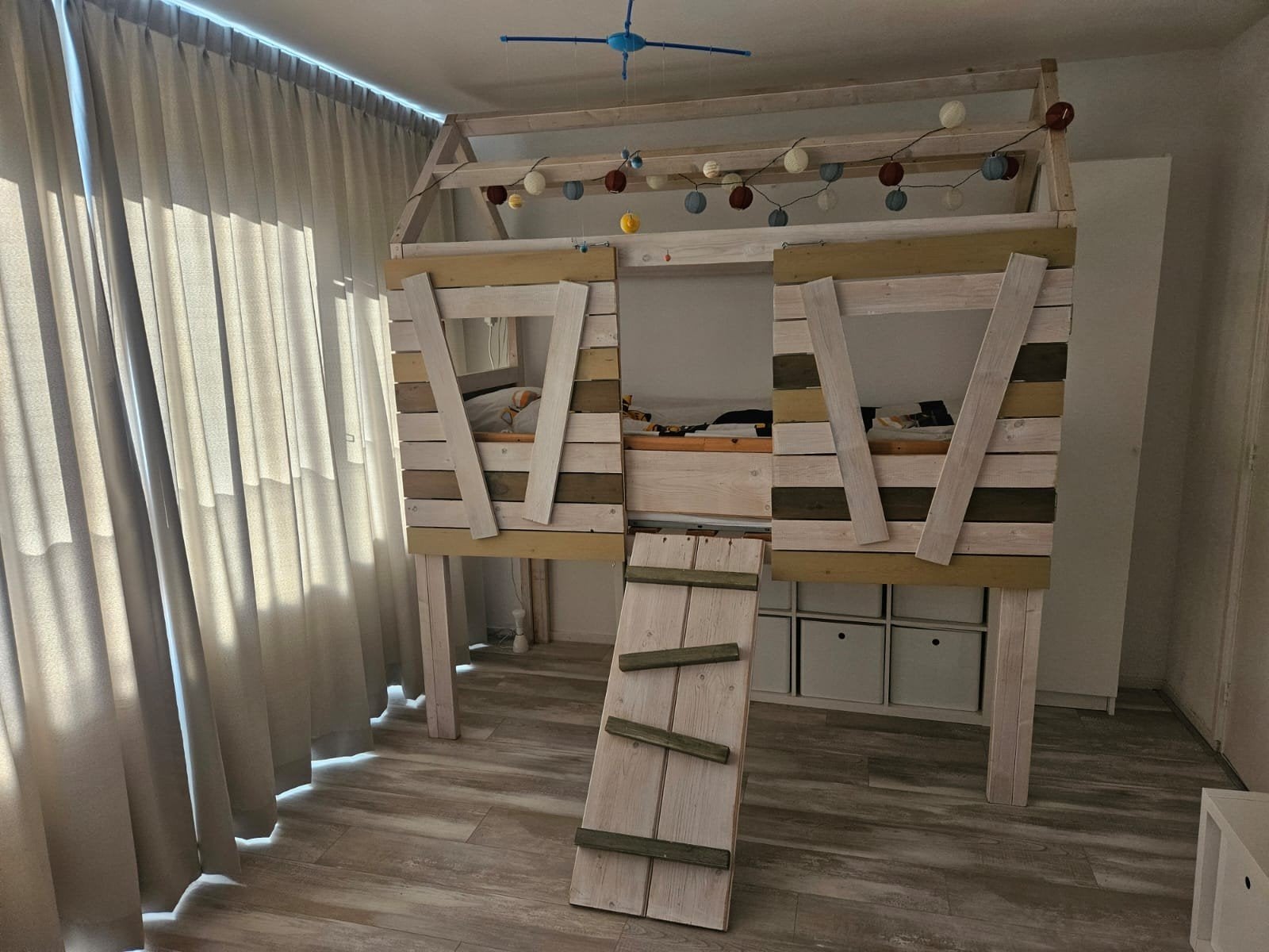 Unieke houten hoogslaper – inclusief matras, Ophalen of Verzenden, Gebruikt, Hoogslaper