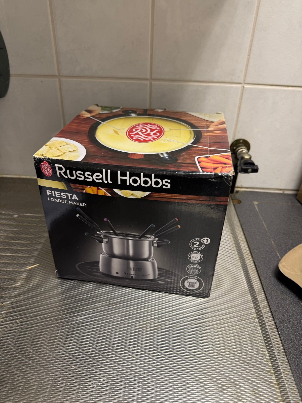 Russell Hobbs Fiesta Fondue Maker - Nieuw in doos, Ophalen of Verzenden, Nieuw, 4 t/m 7 personen