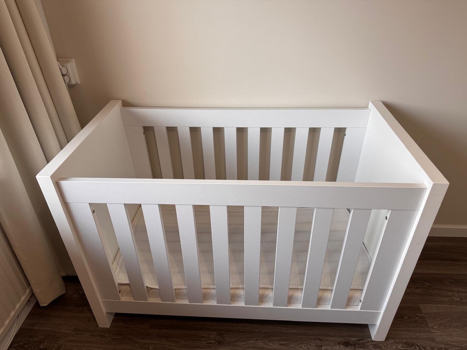 Complete babykamer: ledikant, commode en wandplank, Ophalen, Zo goed als nieuw, Jongetje of Meisje