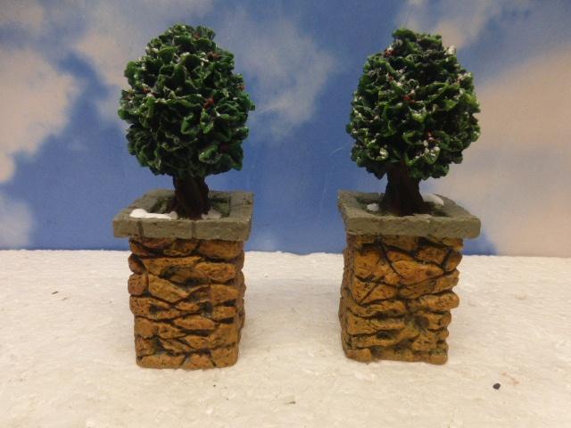 department 56 stone corner posts with holly tree kerstdorp., Ophalen of Verzenden, Zo goed als nieuw