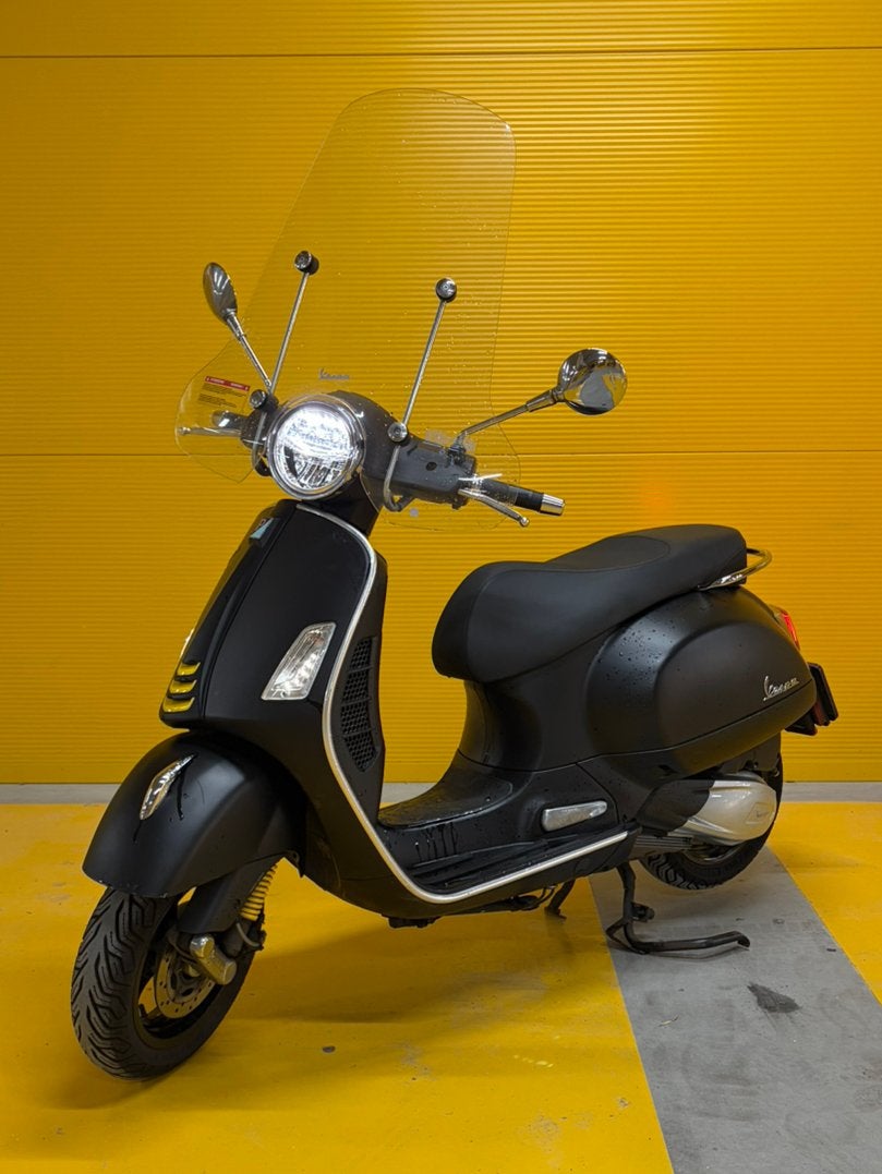 Vespa GTS 300 HPE SuperTech 2021 – Mat Zwart / Gele Accenten, 296 cc, Scooter, Occasion, Particulier