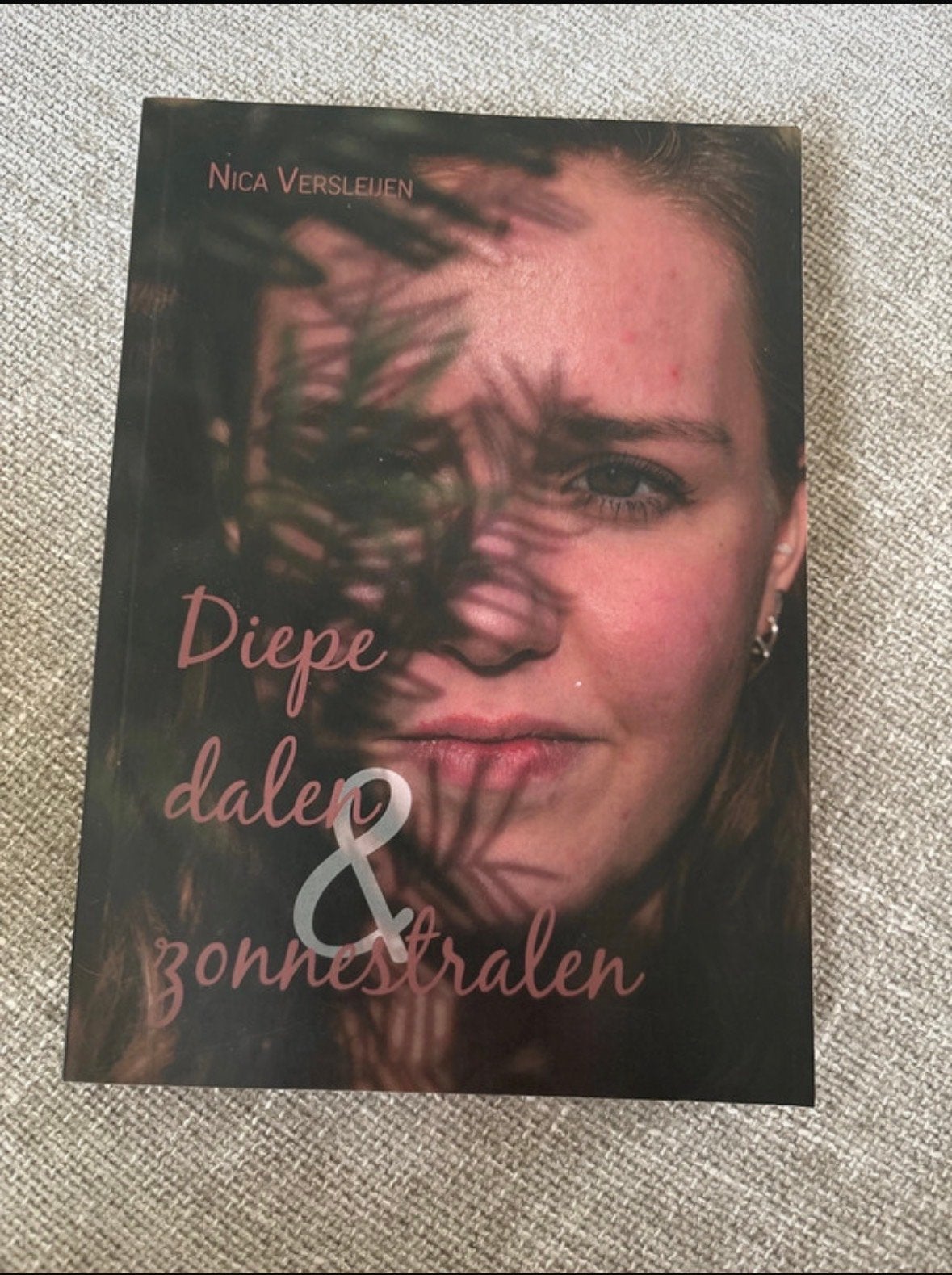 Diepe dalen & zonnestralen - Nica Versleijen, Boeken, Literatuur, Ophalen of Verzenden, Zo goed als nieuw, Nederland