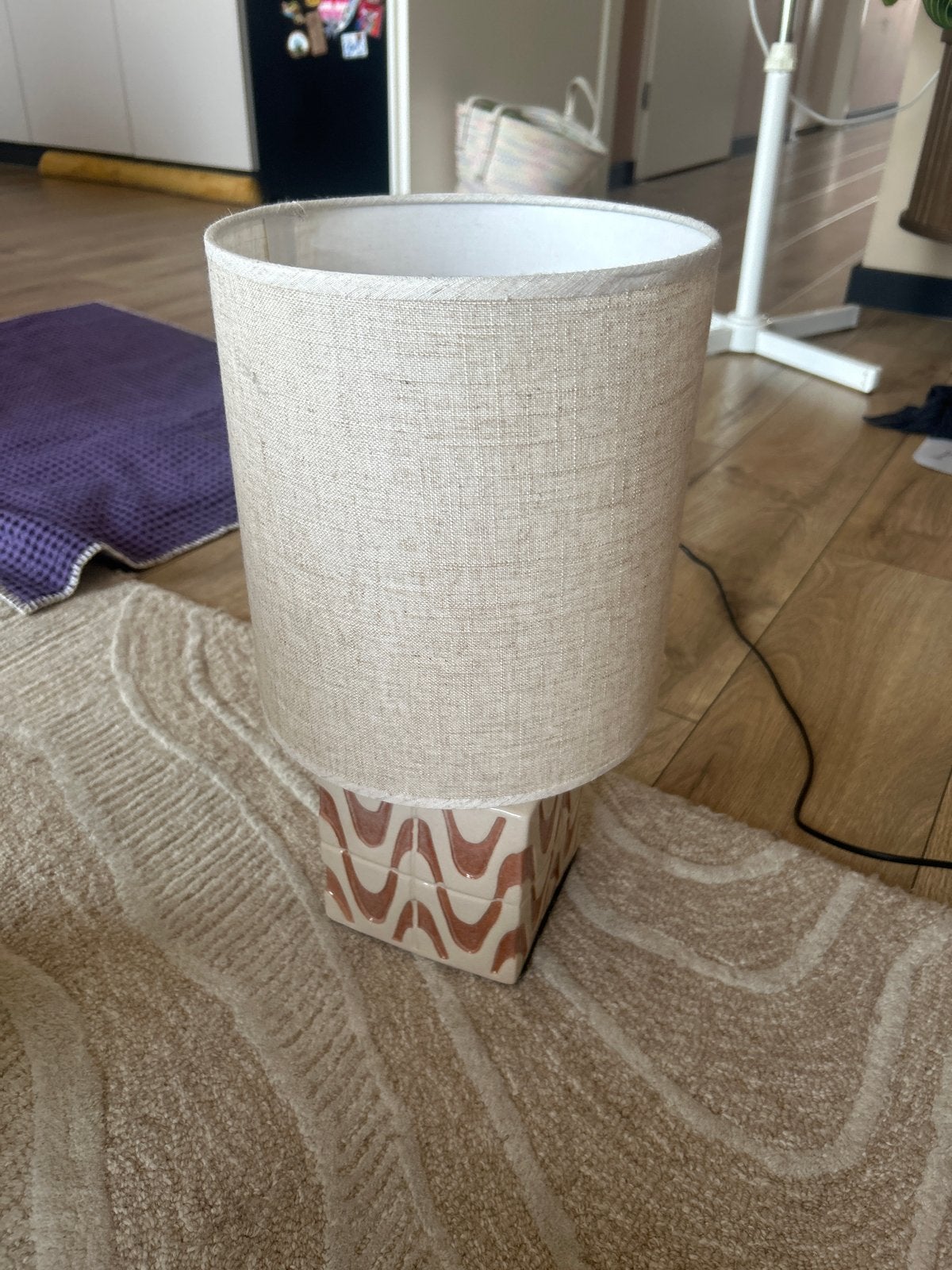Moderne tafellamp met stoffen kap en unieke voet, Overige merken, Keramiek, E27 (groot), Met stekker