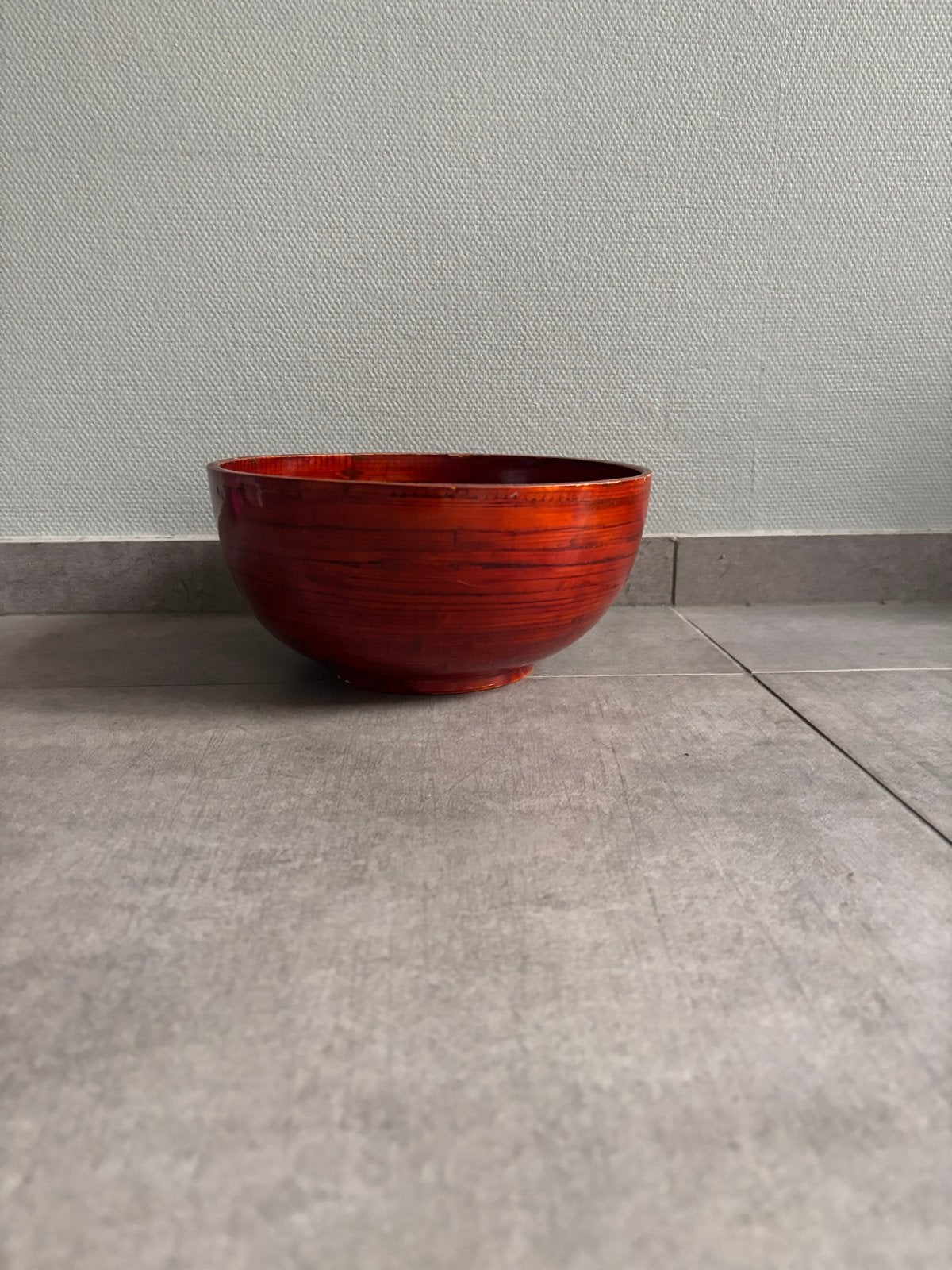 Mooie rode bamboe kom - Perfect voor decoratie of fruit, Gebruikt, Schaal, Rond, Ophalen of Verzenden