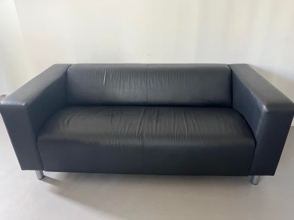 Bank zwart Klippan (kunstleer), Huis en Inrichting, Banken | Sofa's en Chaises Longues, Ophalen, 150 tot 200 cm, Tweepersoons