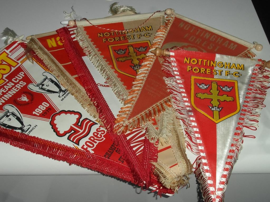 oude voetbal vanen 6 x nottingham forest engeland vaantje, Ophalen of Verzenden, Gebruikt, Buitenlandse clubs, Vaantje of Sjaal