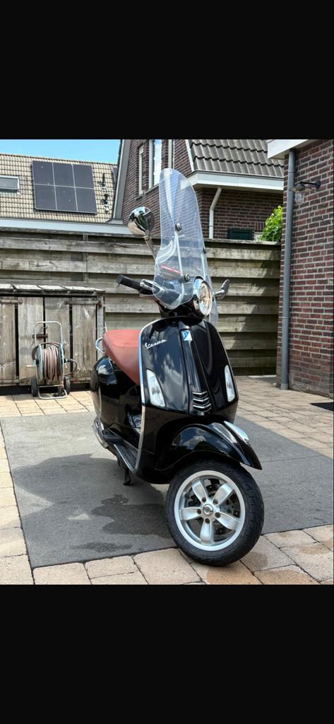 Vespa Primavera 2019 - Zwart met bruin zadel, Fietsen en Brommers, Scooters | Vespa, Ophalen, Overige modellen, Maximaal 45 km/u
