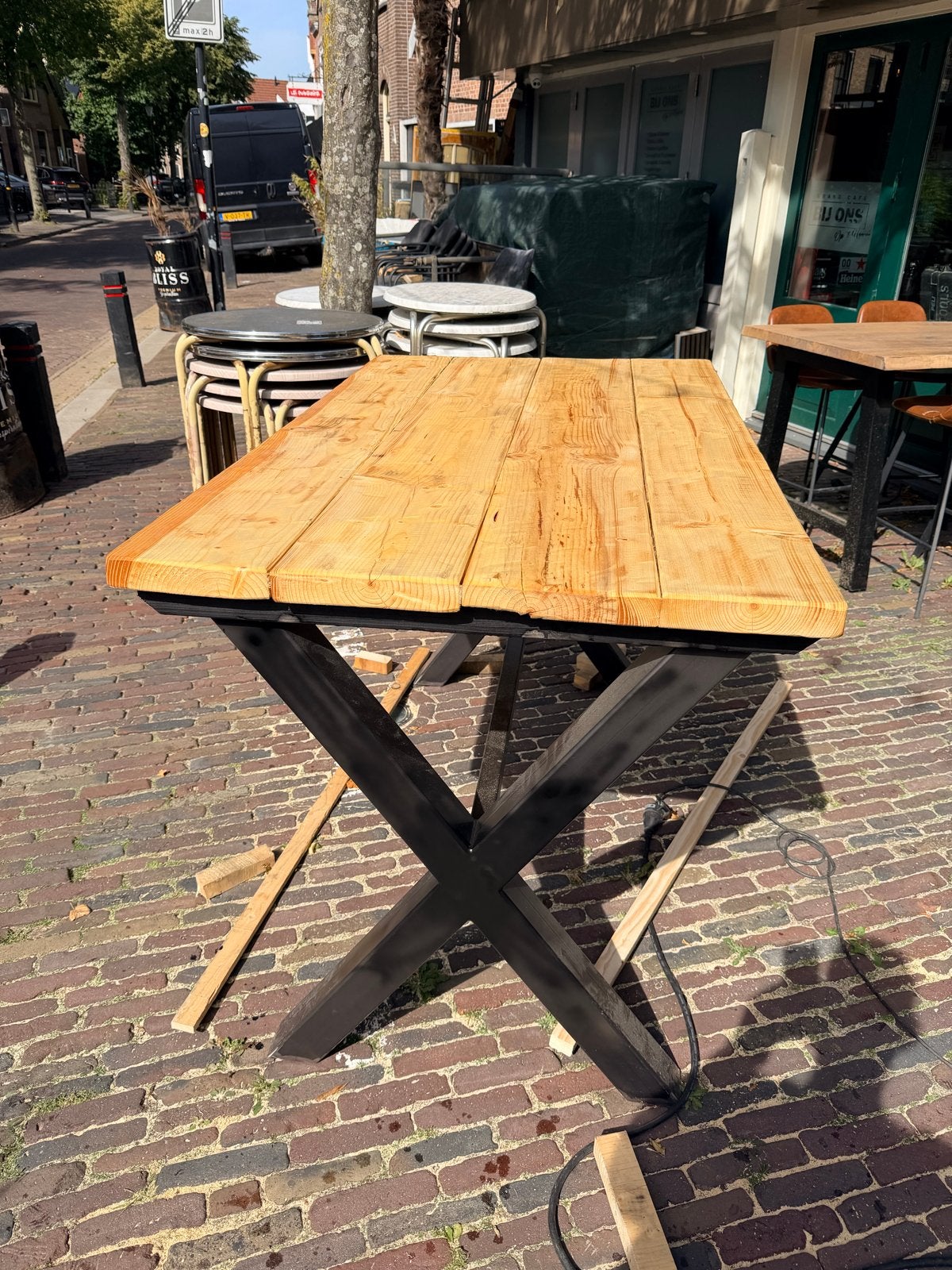 Stoere houten bartafel met metalen X onderstel,, Ophalen, 50 tot 100 cm, Zo goed als nieuw, Vijf personen of meer
