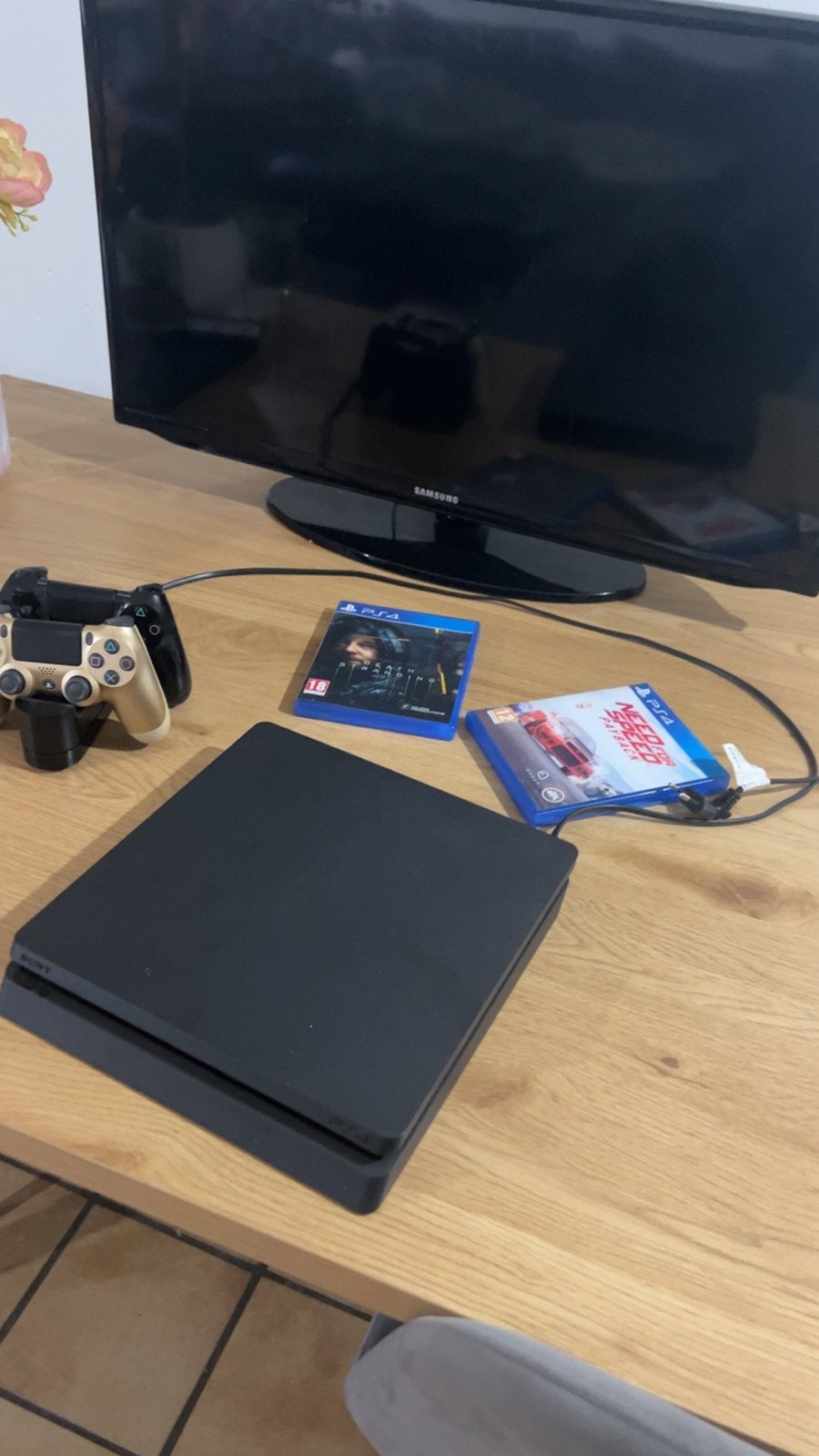 Foto 2 van PlayStation 4 Slim met games en extra's en met die tv er bij