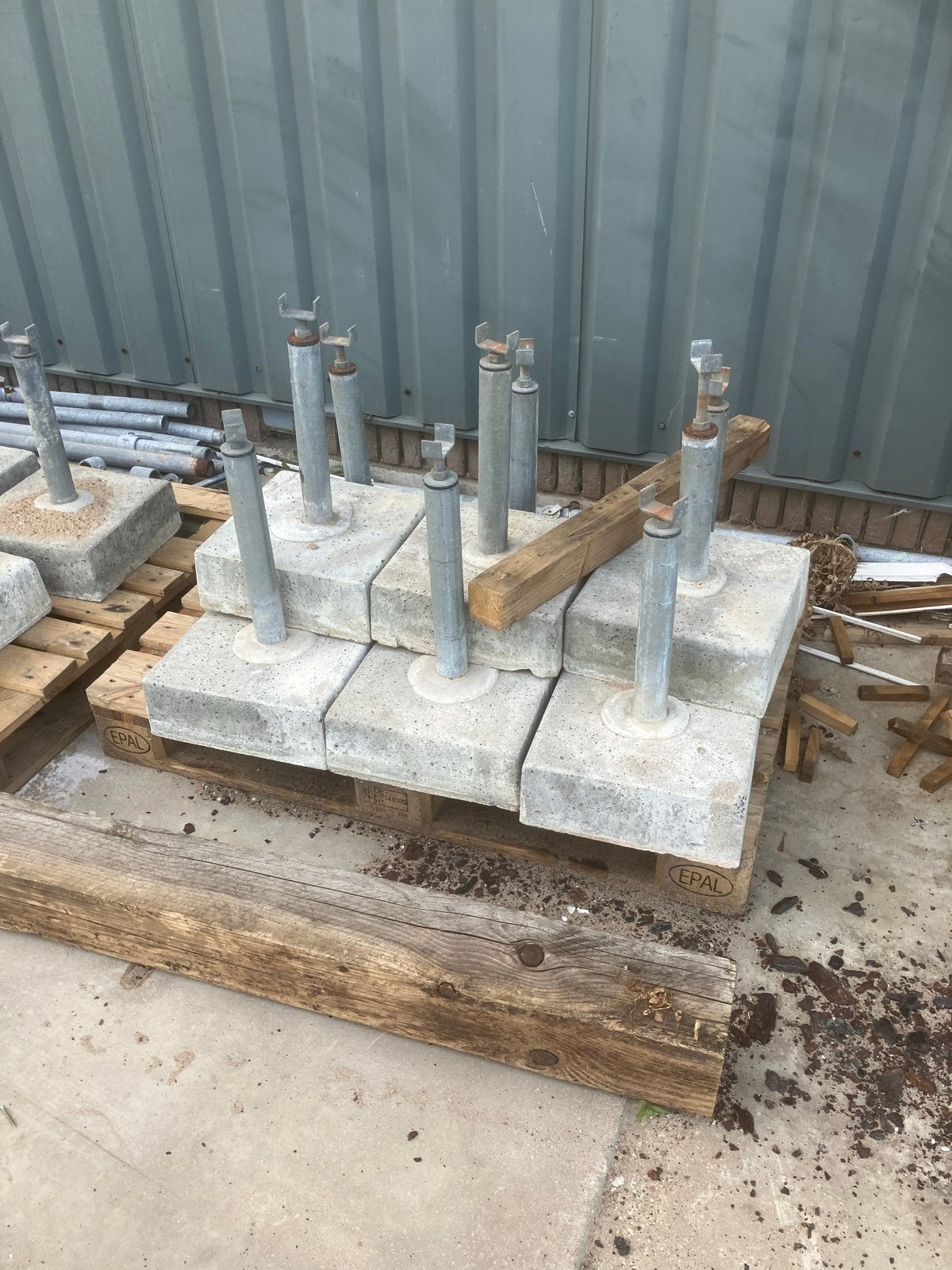 Beton poertjes met verstelbare ijzeren poot 50 cm hoog, Ophalen of Verzenden, Gebruikt