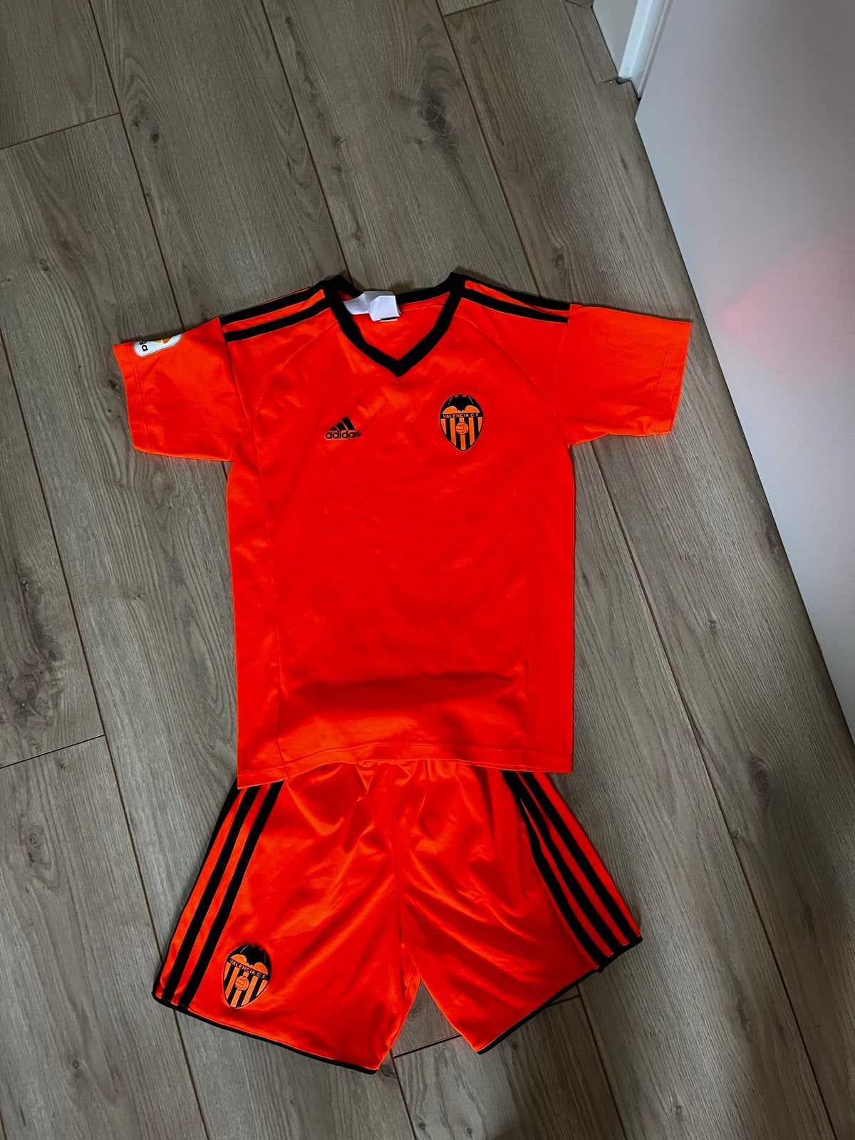 Valencia voetbal tenue maat 140, Ophalen of Verzenden, Gebruikt, Jongen, Sport- of Zwemkleding