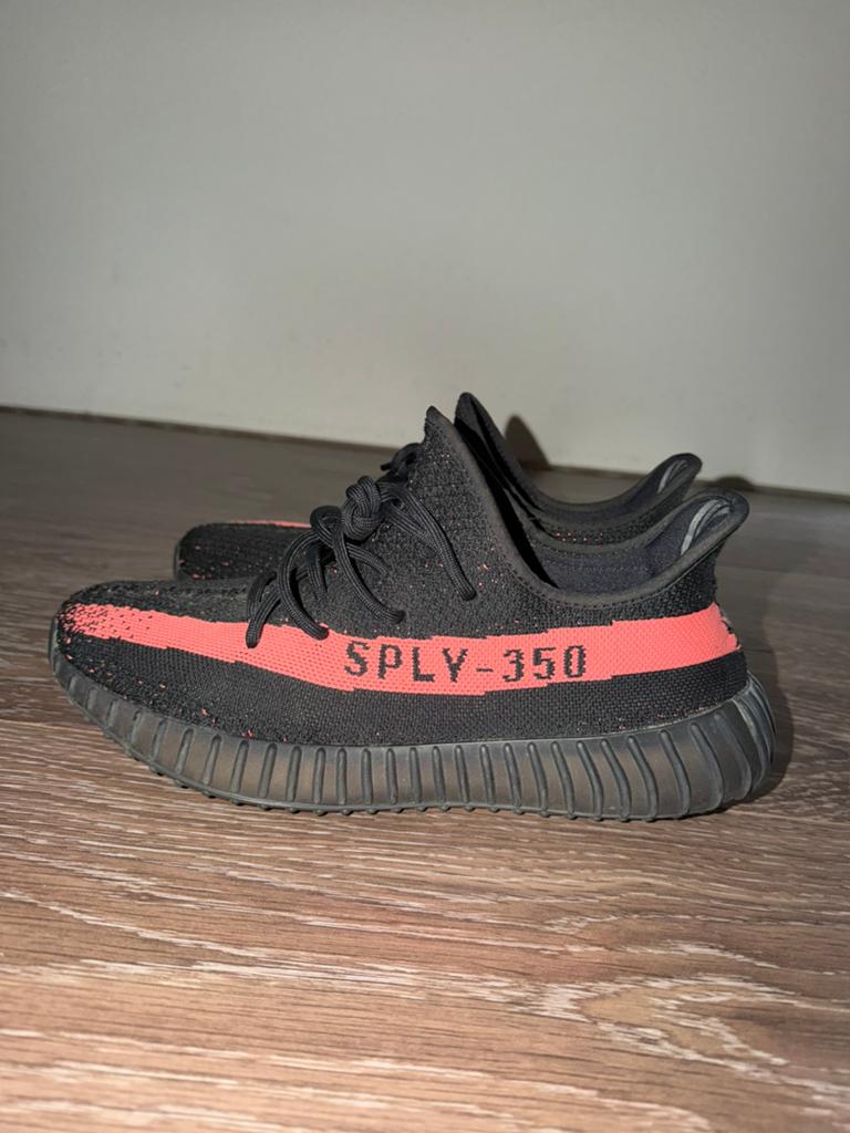 Yeezy 350 core black red maat 44, Kleding | Heren, Schoenen, Ophalen of Verzenden, Zo goed als nieuw, Zwart