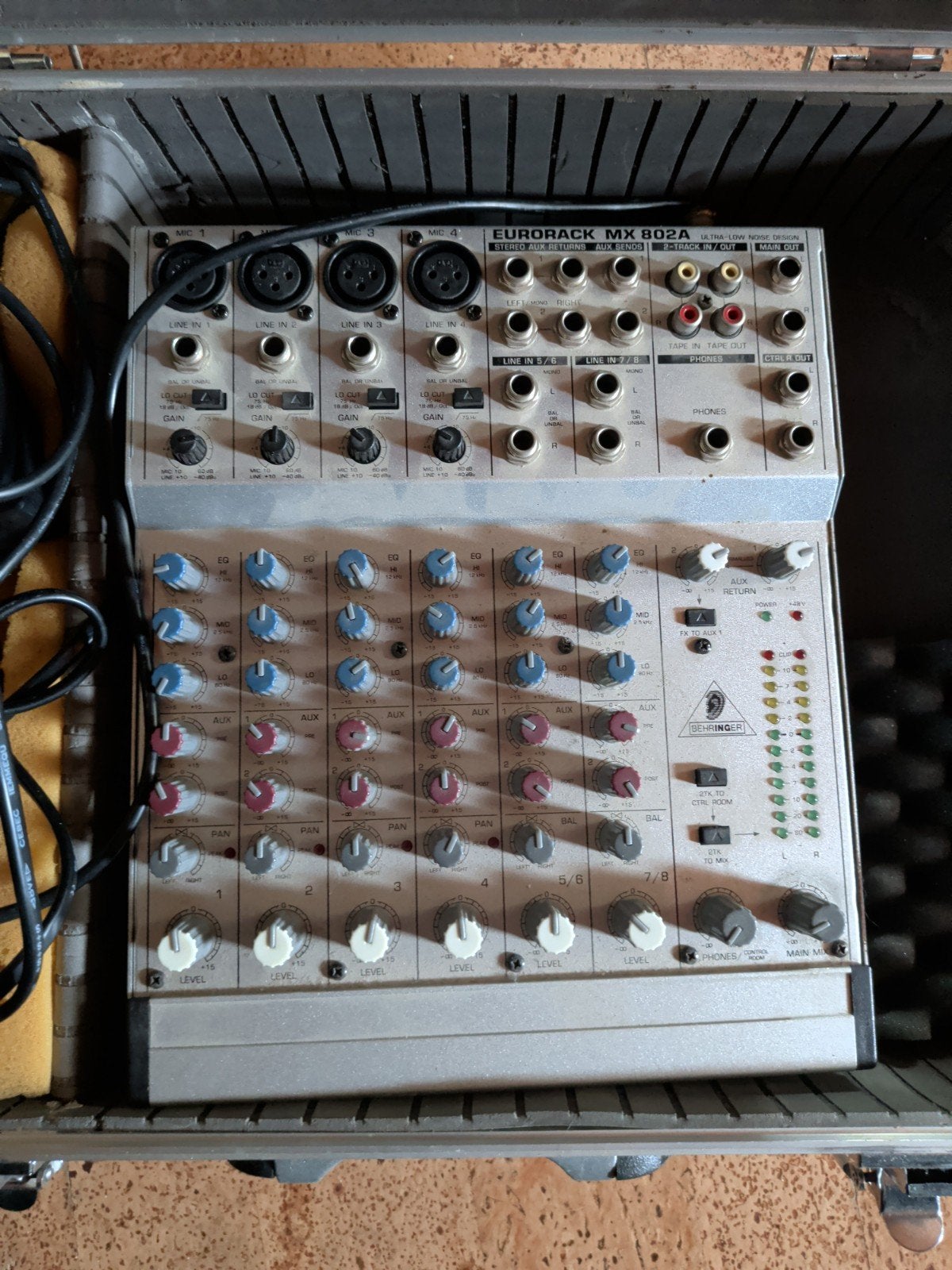 behringer eurostack mx802a, Ophalen of Verzenden, Gebruikt, Minder dan 5 kanalen, Microfooningang