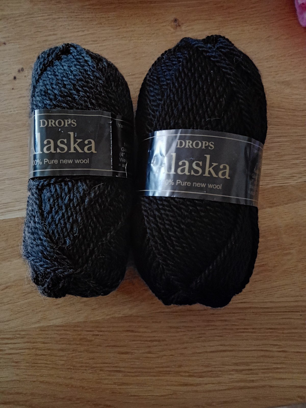 2 bollen Drops Alaska wol - Zwart en Antraciet, Ophalen of Verzenden, Nieuw, Breien of Haken, Wol of Garen