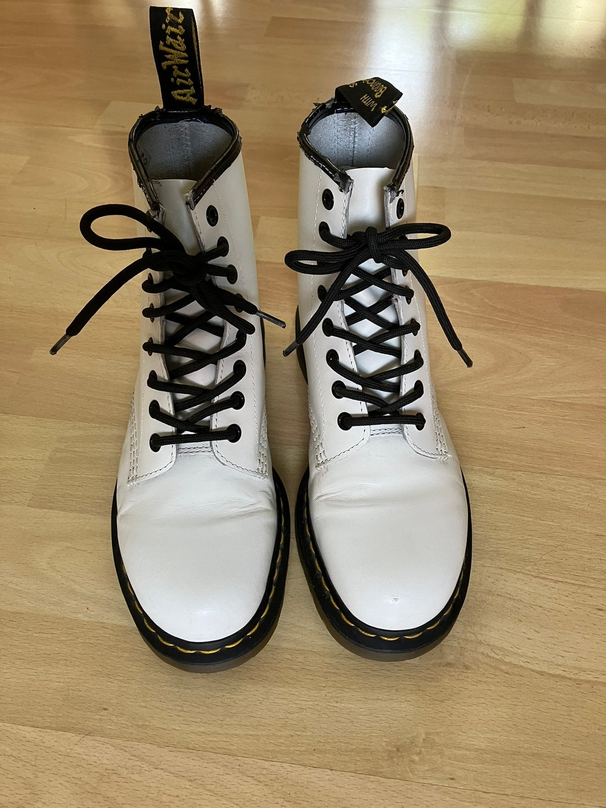 Dr Martens hoge leren schoenen wit+zwarte accenten 39 zgan, Wit, Lage of Enkellaarzen, Ophalen of Verzenden, Zo goed als nieuw