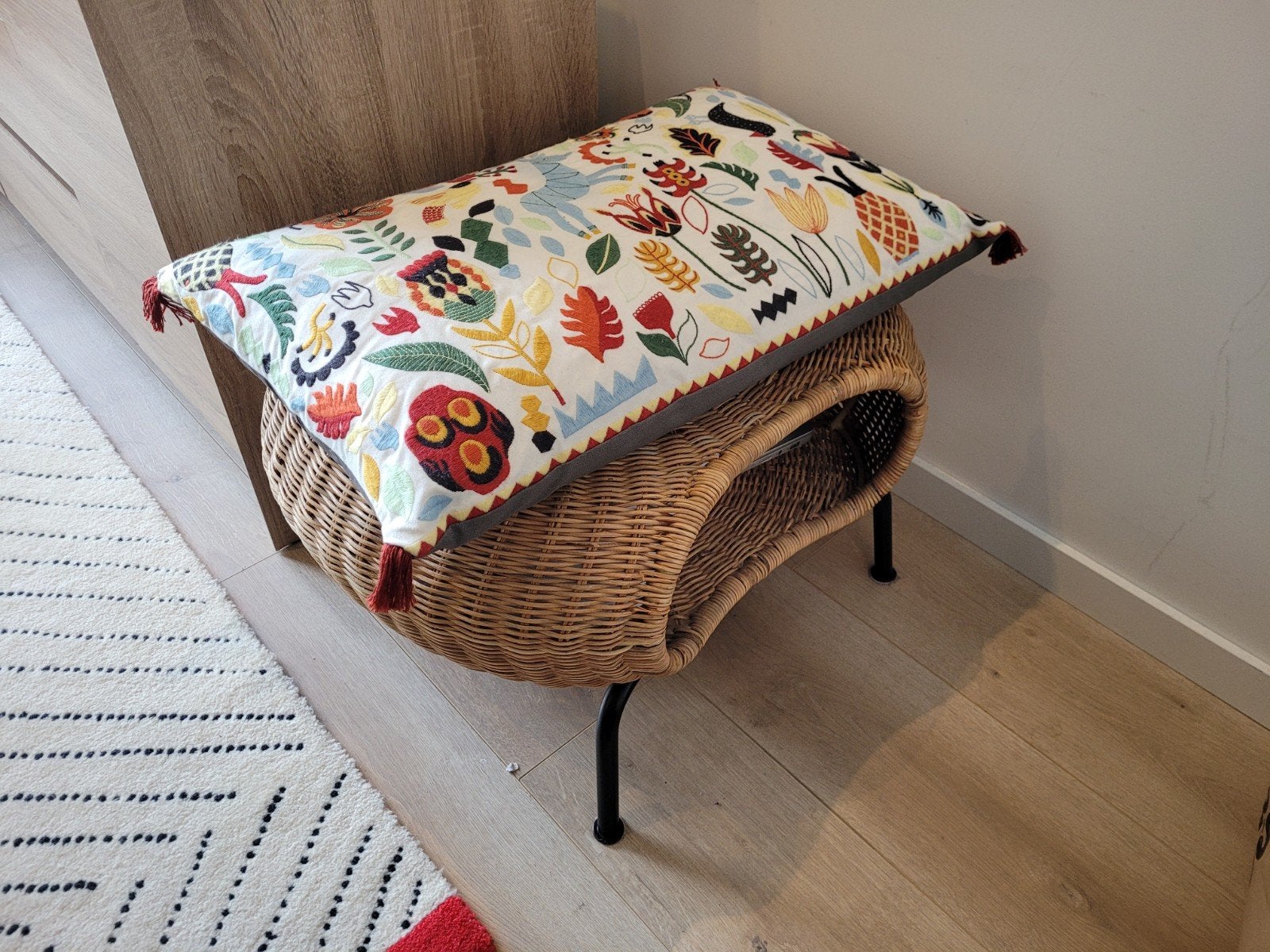 IKEA GAMLEHULT voetenbank met RÖDARV kussen, Huis en Inrichting, Banken | Voetenbanken en Poefen, Ophalen, 50 tot 75 cm, Stof