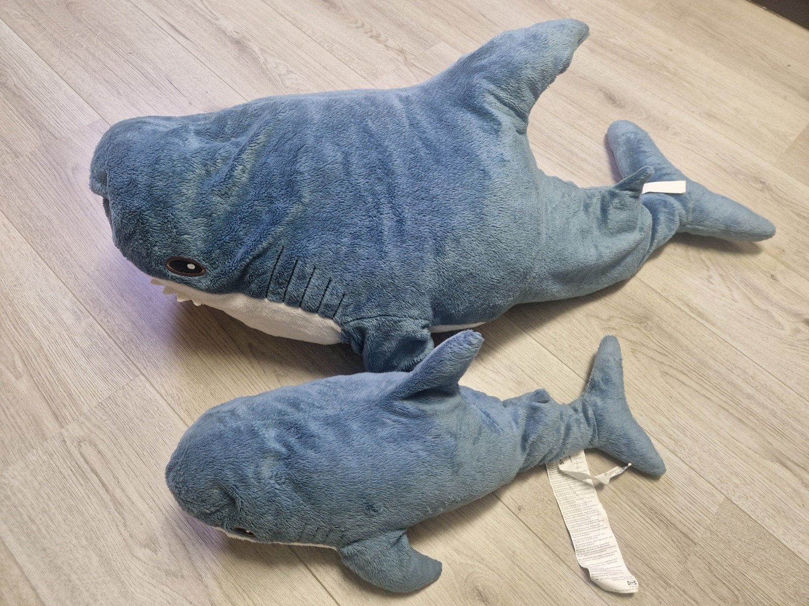 2 IKEA BLÅHAJ knuffelhaaien (groot en klein), Ophalen, IKEA, Overige typen, Blauw