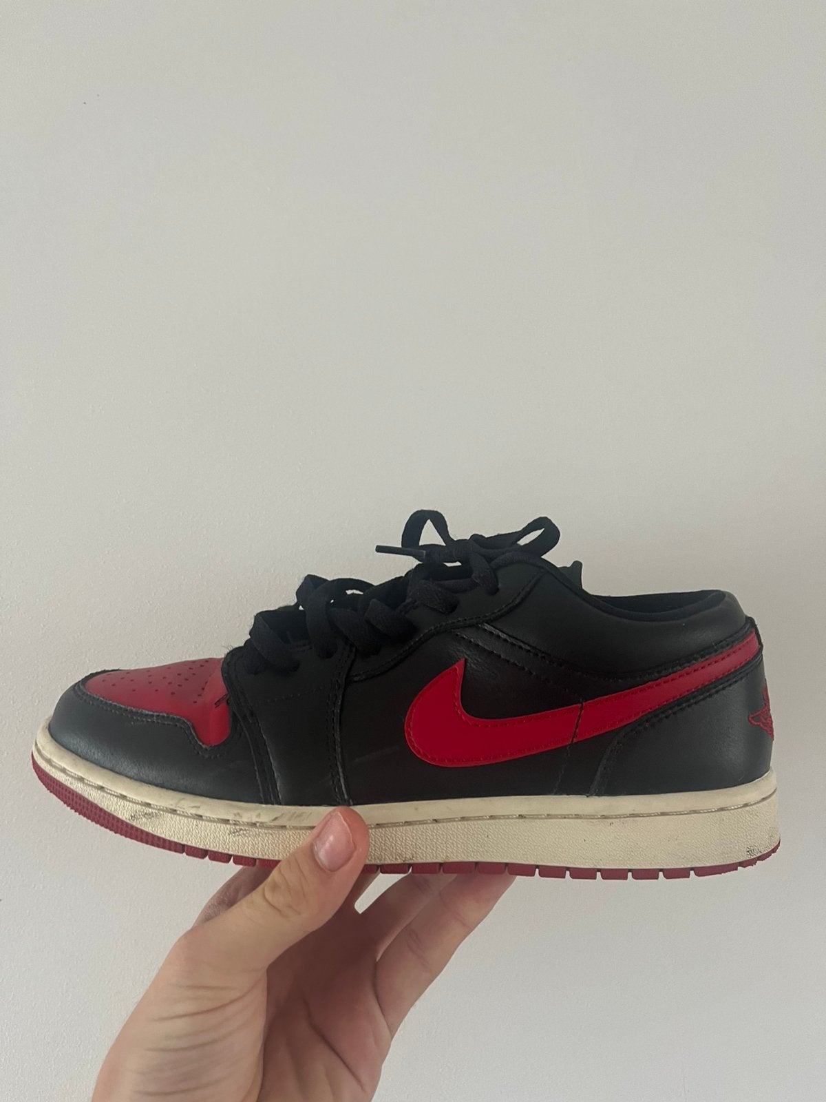 Jordan 1 low black and red, Ophalen, Overige kleuren, Sneakers of Gympen, Zo goed als nieuw