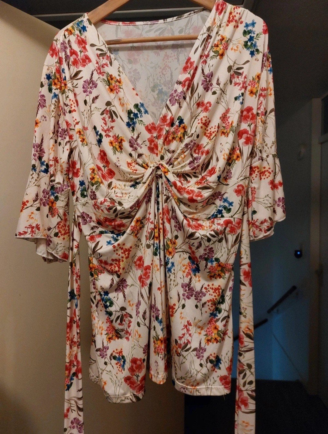 Bloemenprint top met knoopdetail en uitlopende mouwen, Kleding | Dames, Tops, Lots of goodies, Meerkleurig, Maat 42/44 (L), Ophalen of Verzenden