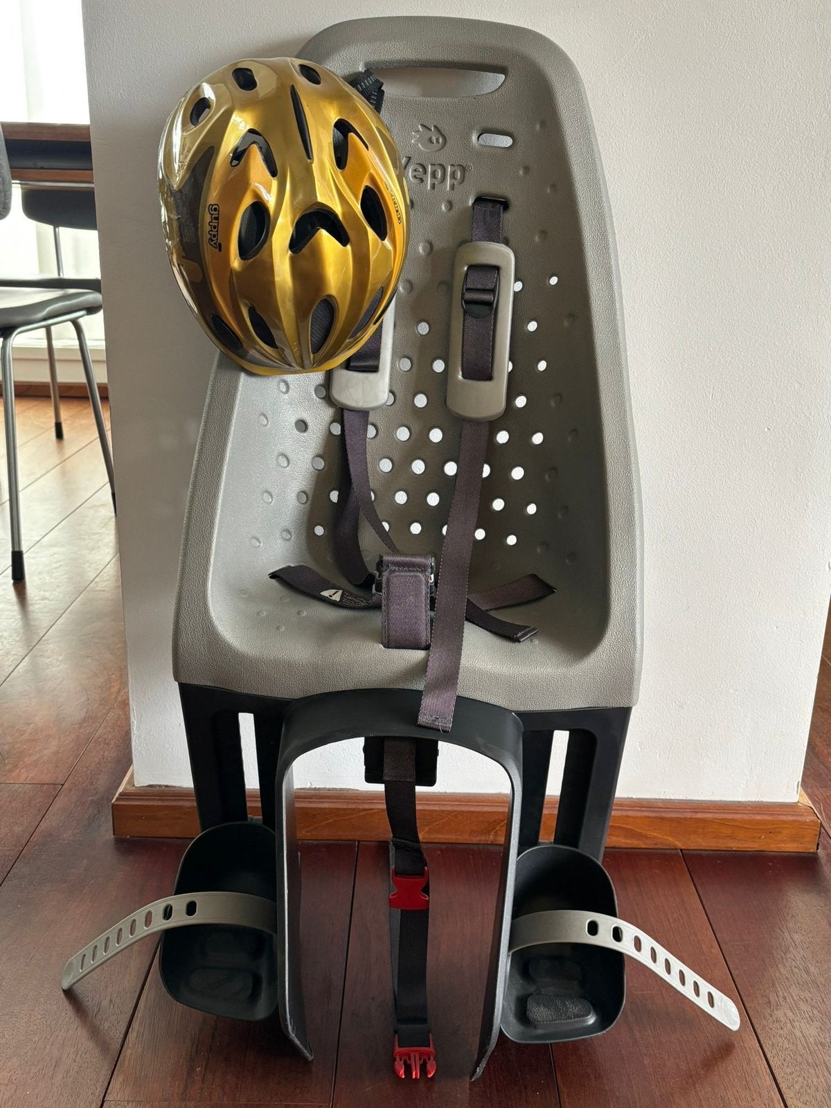 Yepp fietsstoeltje achter + helm, Ophalen, Zo goed als nieuw