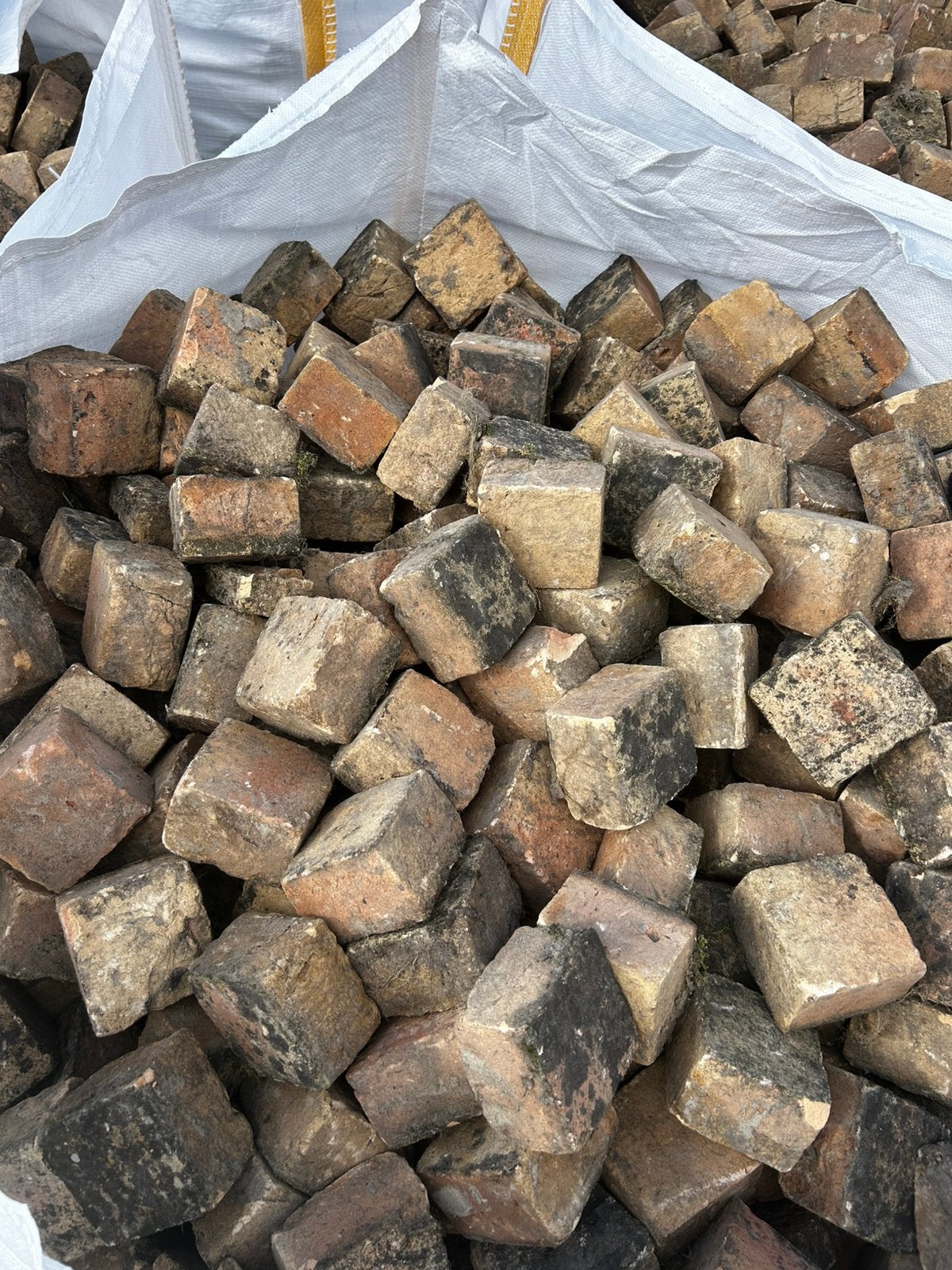 90 m2 Oude geel gebakken cobblestones 10x10x6 cm, Ophalen, Gebruikt, Keramiek, Klinkers