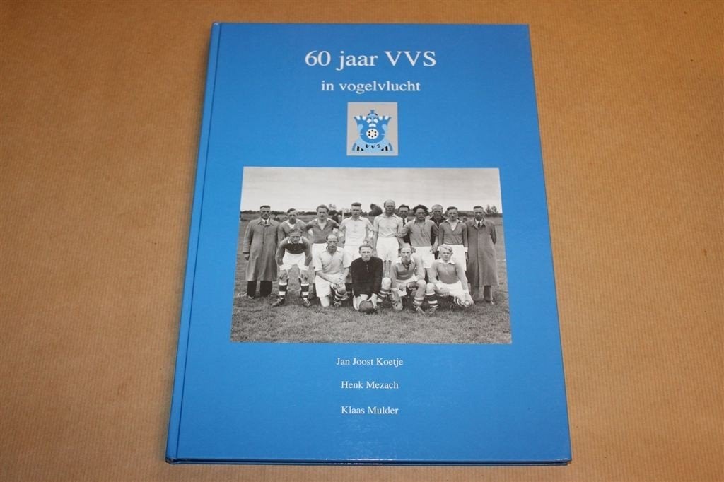 60 Jaar V.V.S. in Vogelvlucht — Voetbal in Oostwold, Ophalen of Verzenden, Zo goed als nieuw, Watersport en Hengelsport