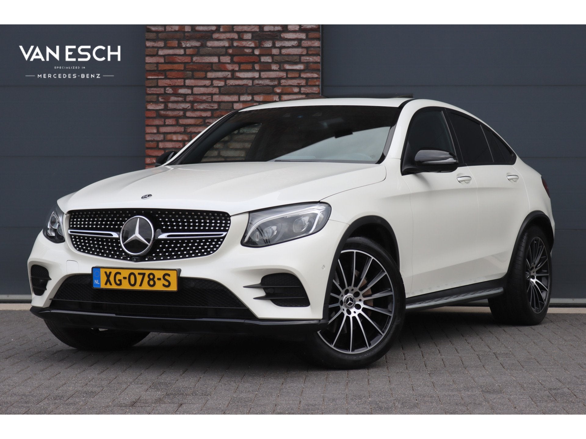 Mercedes-Benz GLC Coupé 300 4MATIC AMG Line | Luchtvering |, Auto's, Gebruikt, 4 cilinders, Wit, 245 pk