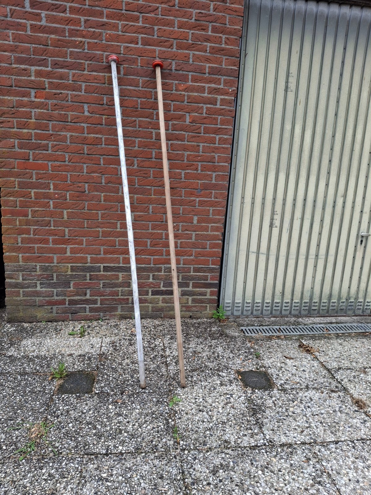 2 vlaggenstokken, vlaggenmasten. L. ca. 2 meter € 10,00 p.s, Ophalen, Gebruikt