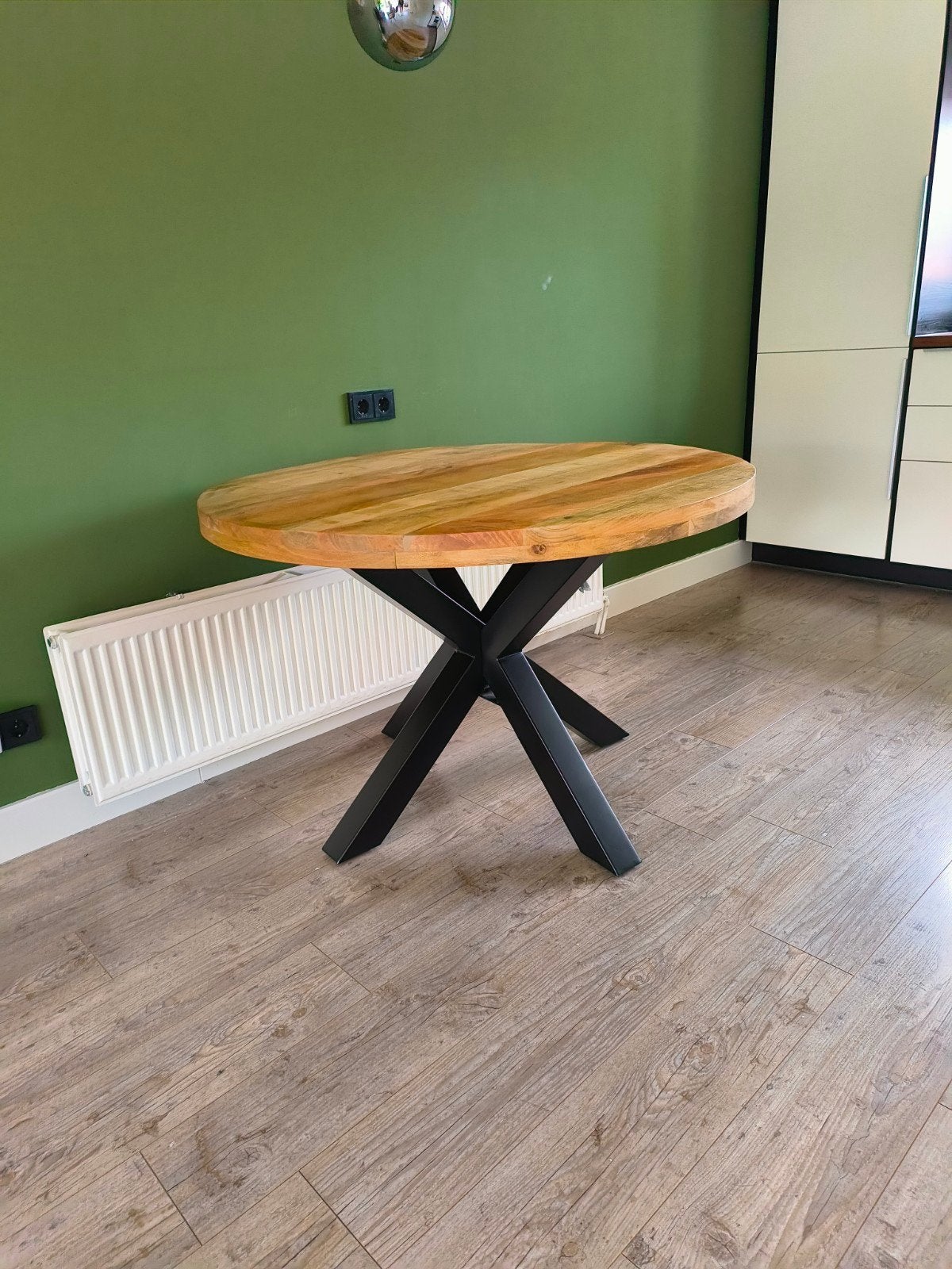 Ronde eettafel van mangohout met zwart metalen onderstel, Rond, Industrieel, Modern, Zo goed als nieuw, Vier personen