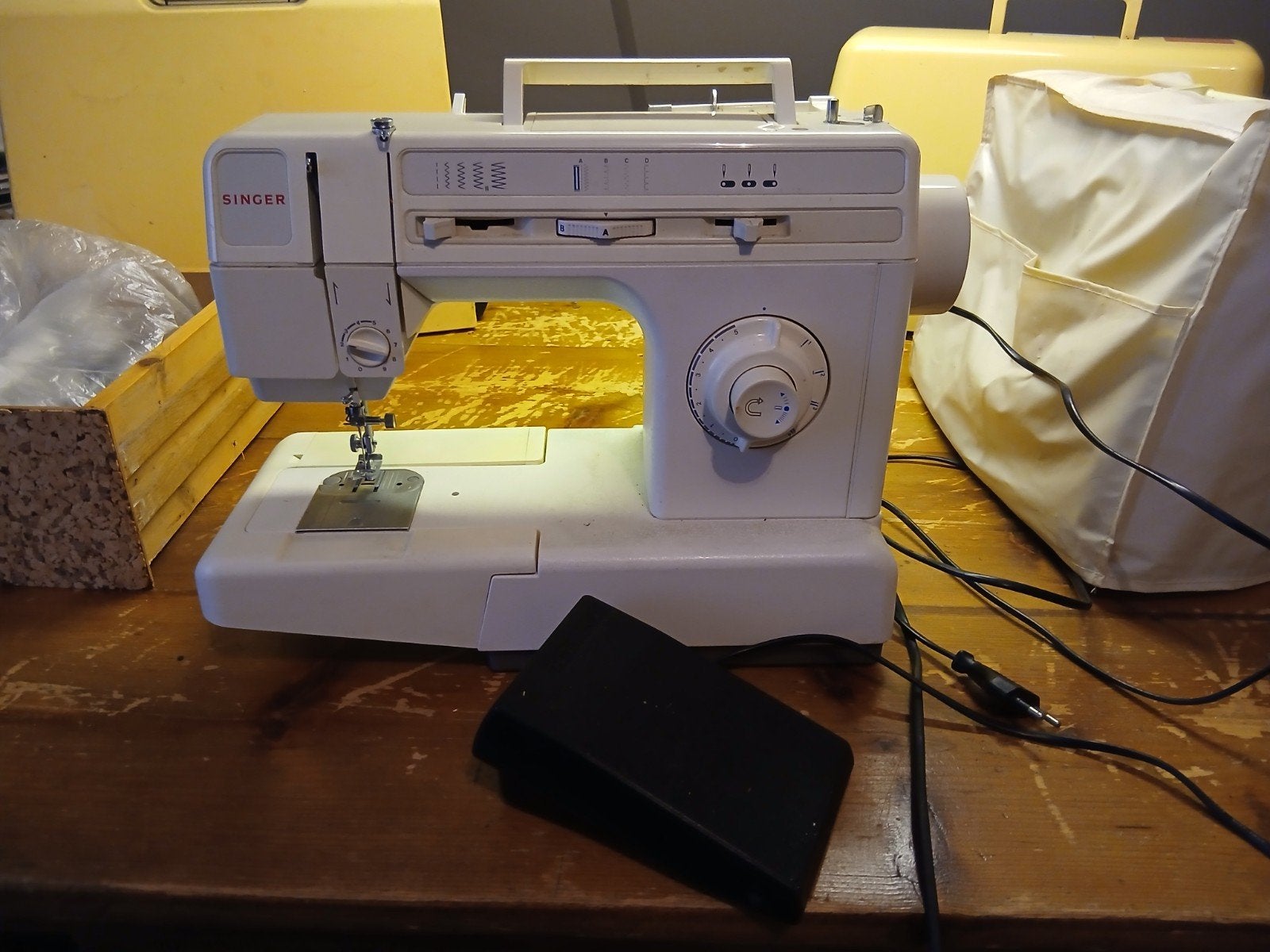 3 Naaimachines (1 werkend, 2 voor onderdelen) + accessoires, Hobby en Vrije tijd, Naaimachines en Toebehoren, Ophalen, Gebruikt