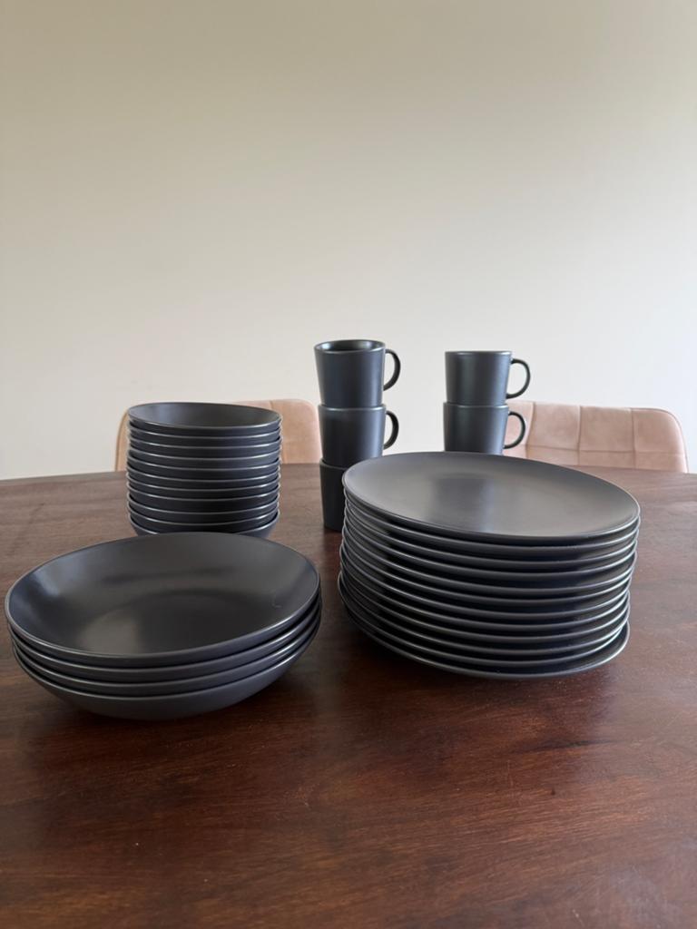 Compleet matzwart servies 33 delig IKEA, Huis en Inrichting, Keuken | Servies, Gebruikt, Compleet servies, Effen, Aardewerk, Ophalen
