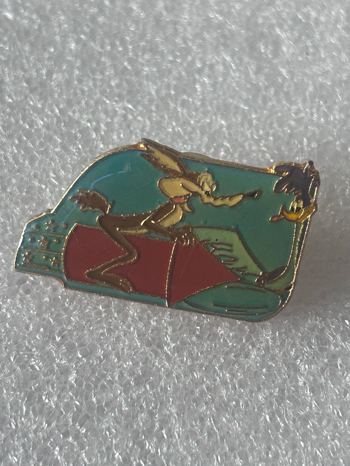 Vintage Looney Tunes Wile E. Coyote en Road Runner Pin, Ophalen of Verzenden, Gebruikt, Figuurtje, Speldje of Pin