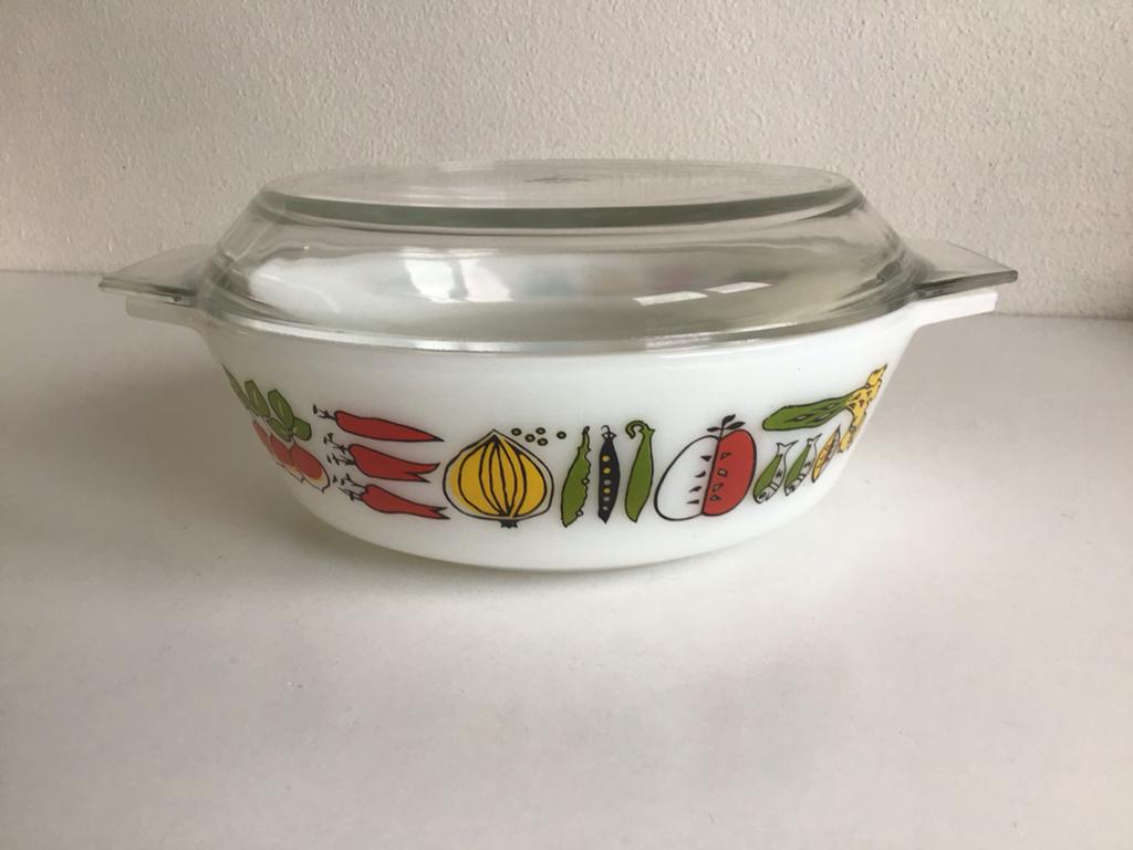 Vintage JAJ Pyrex schaal Harvest groentemotief + deksel, Ophalen of Verzenden, Zo goed als nieuw, Glas, Schaal of Schalen