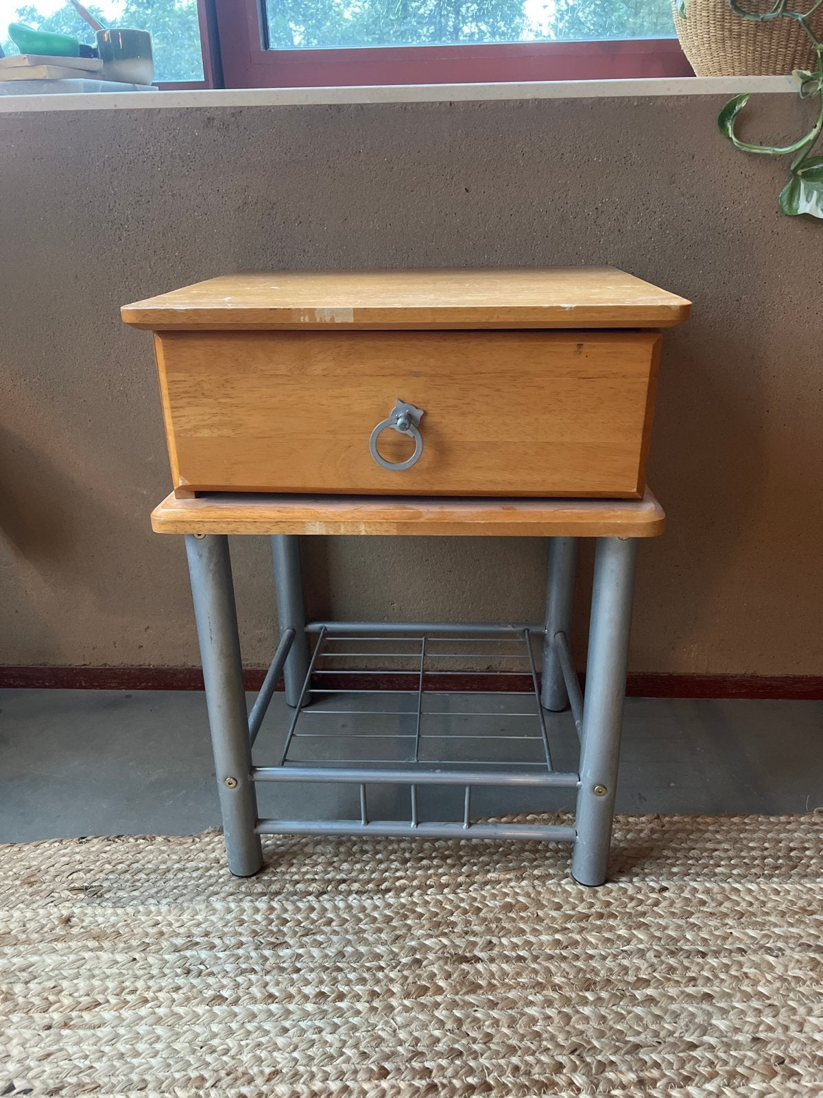 Houten kastje met lade en aluminium onderstel, Ophalen, Gebruikt