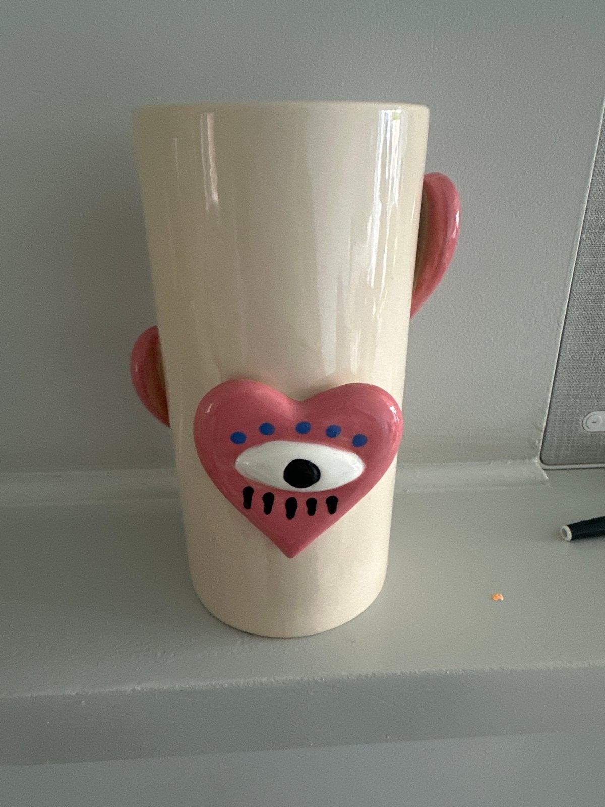 Unieke vaas met hart en oog design, Handgemaakt, Meerkleurig, Ophalen of Verzenden, Zo goed als nieuw